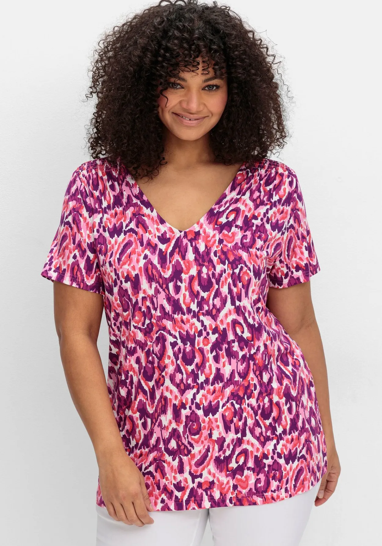 Shirt mit Alloverdruck und V-Ausschnitt<sheego by Joe Browns Best