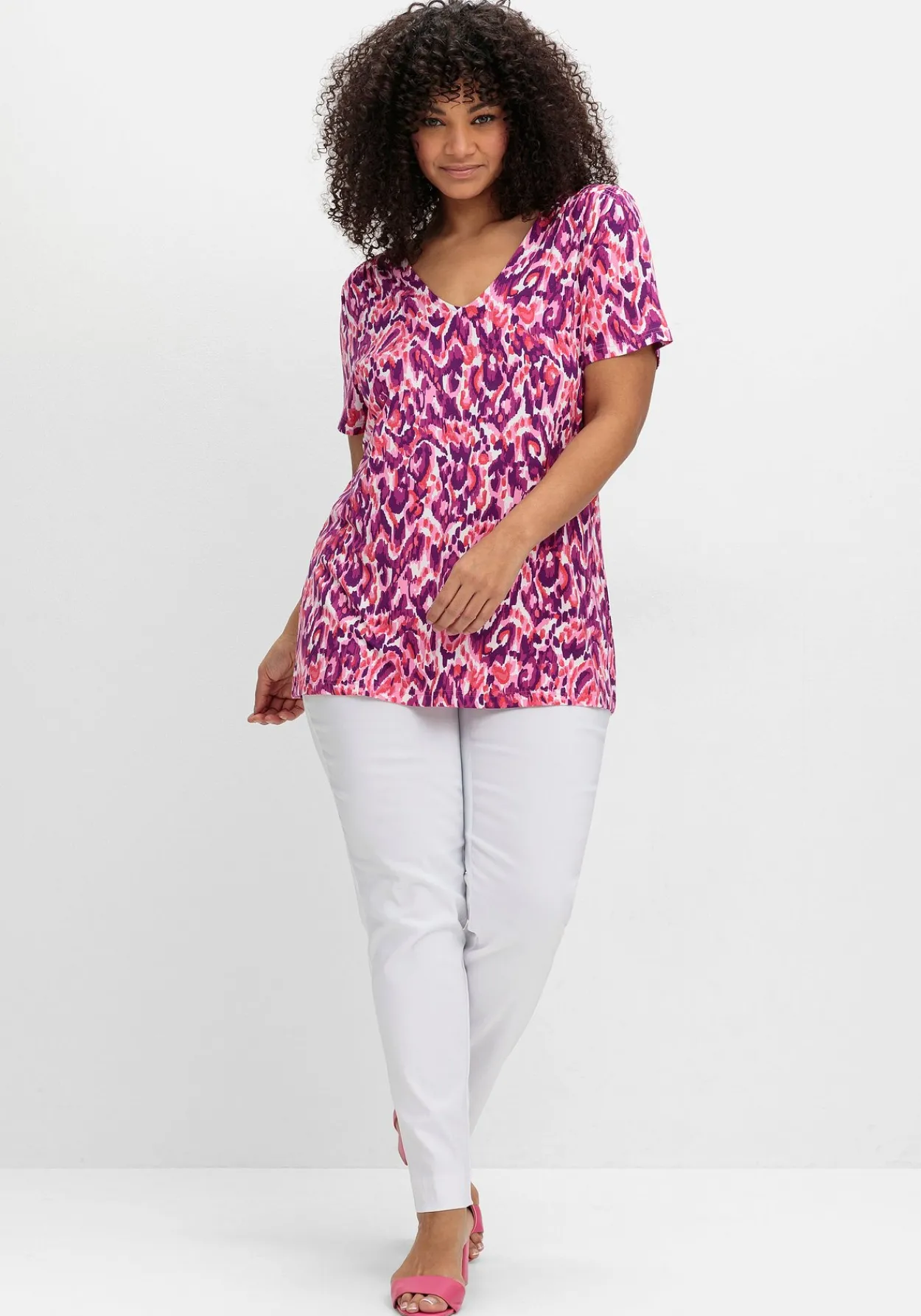 Shirt mit Alloverdruck und V-Ausschnitt<sheego by Joe Browns Best