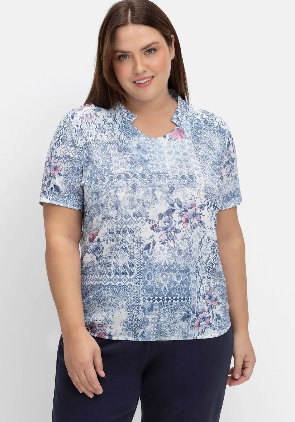 Shirt mit Alloverprint und V-Ausschnitt<sheego Hot