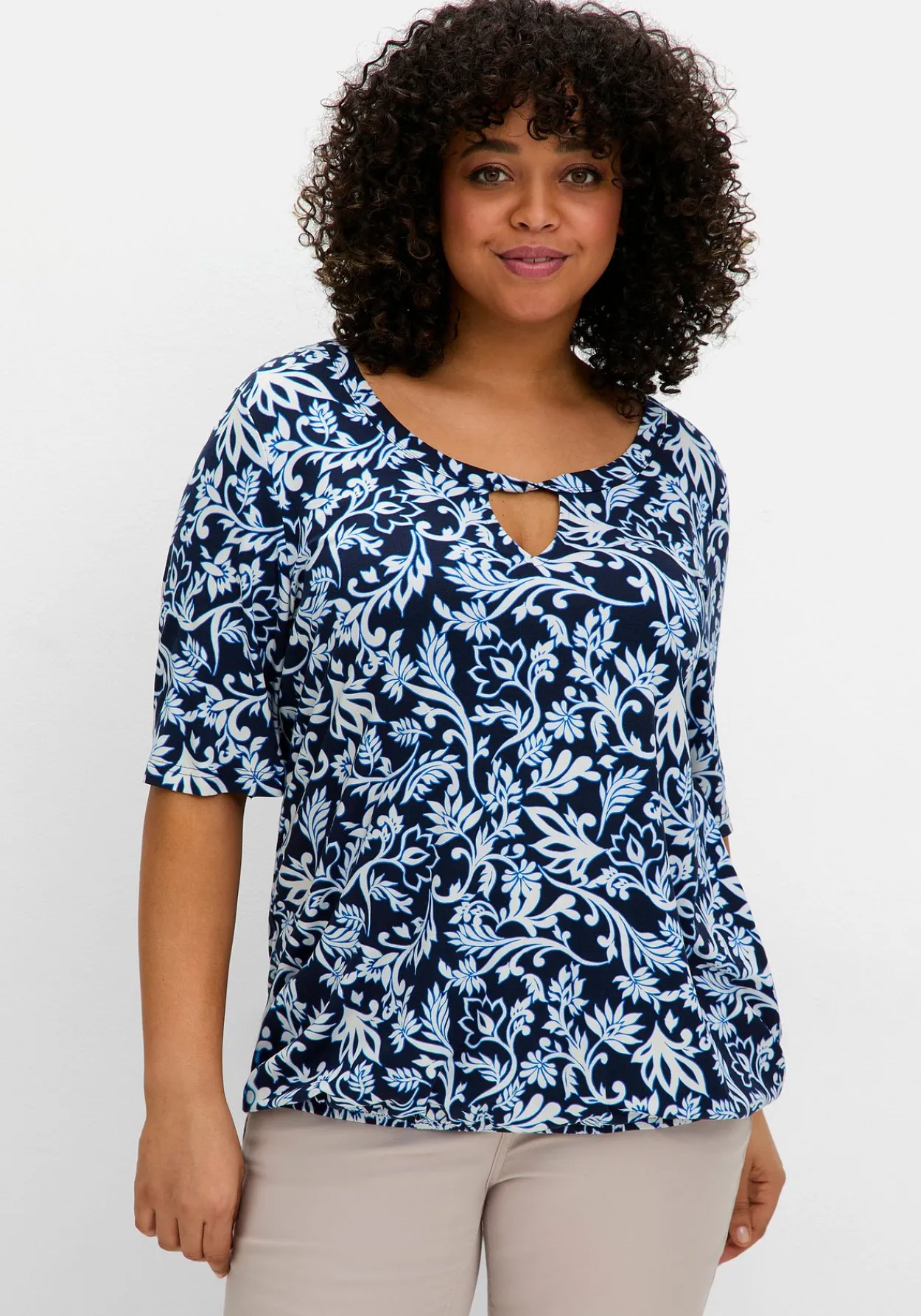 Shirt mit Alloverprint und Cut-out vorn<sheego Fashion