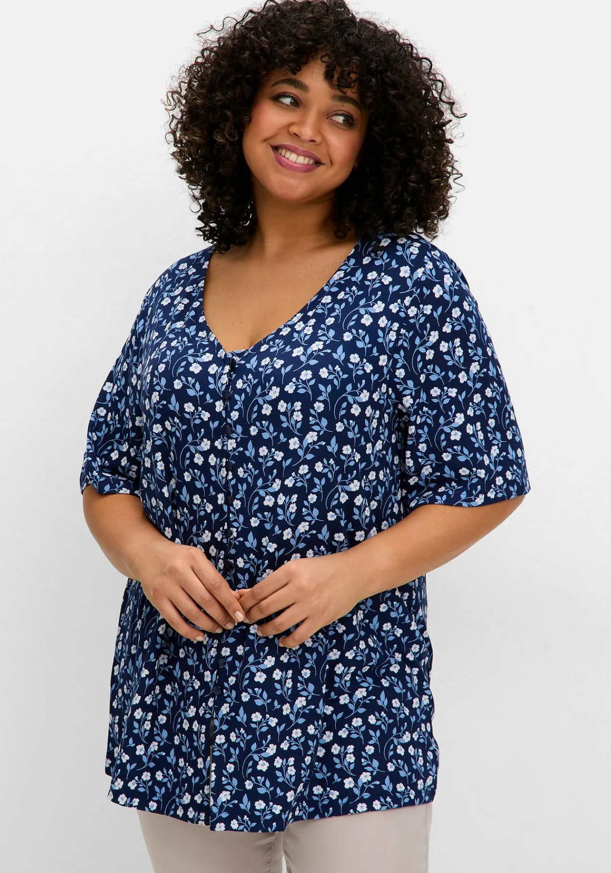Shirt mit Blümchenprint und Knopfleiste<sheego Outlet