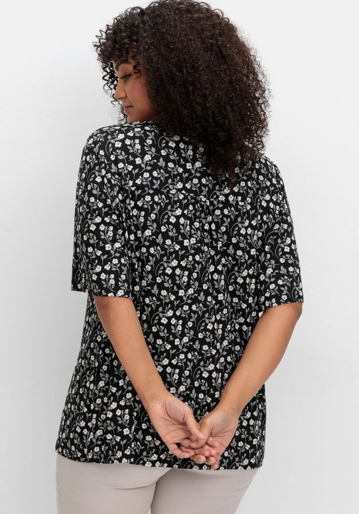 Shirt mit Blümchenprint und Knopfleiste<sheego Hot