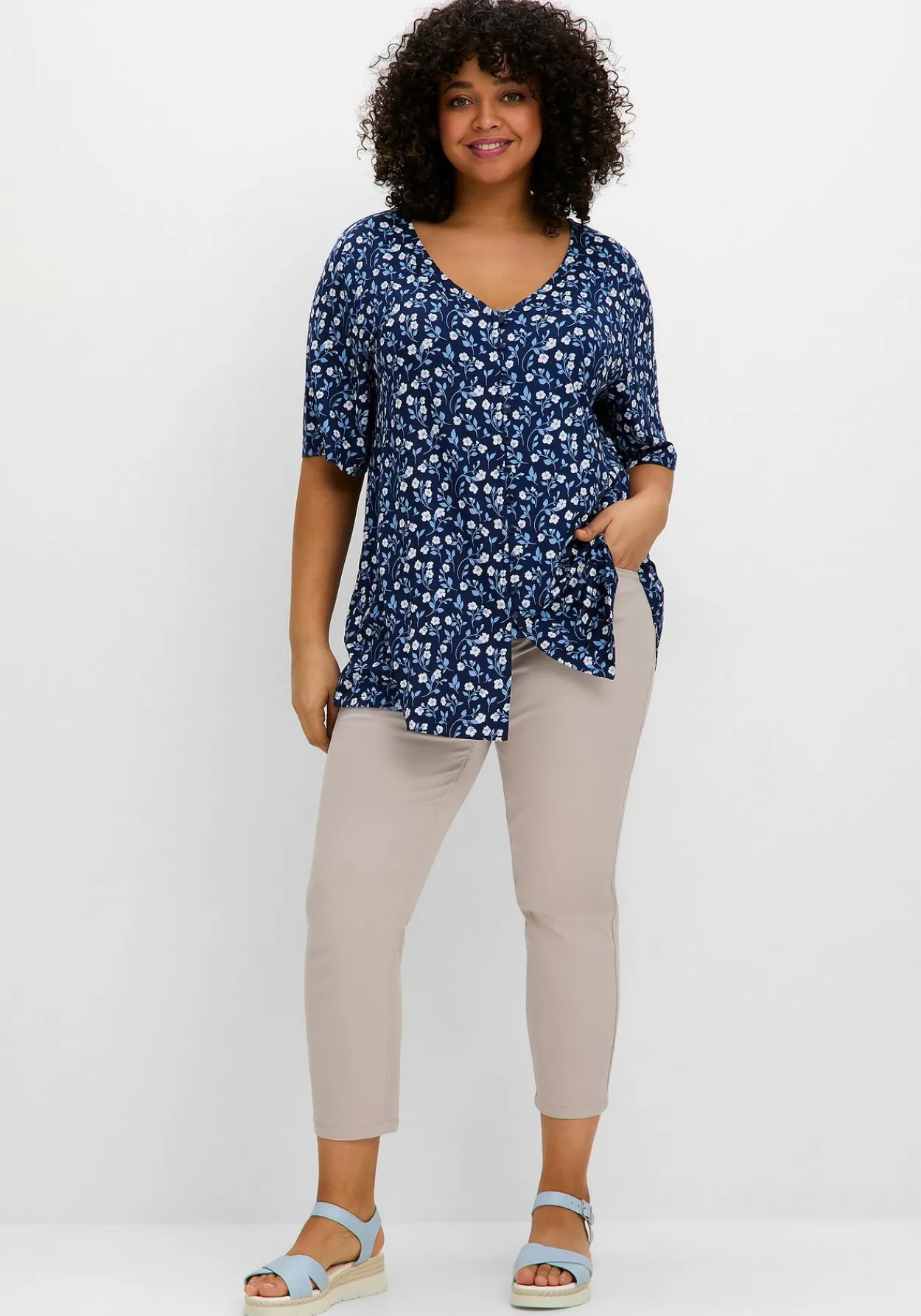 Shirt mit Blümchenprint und Knopfleiste<sheego Outlet