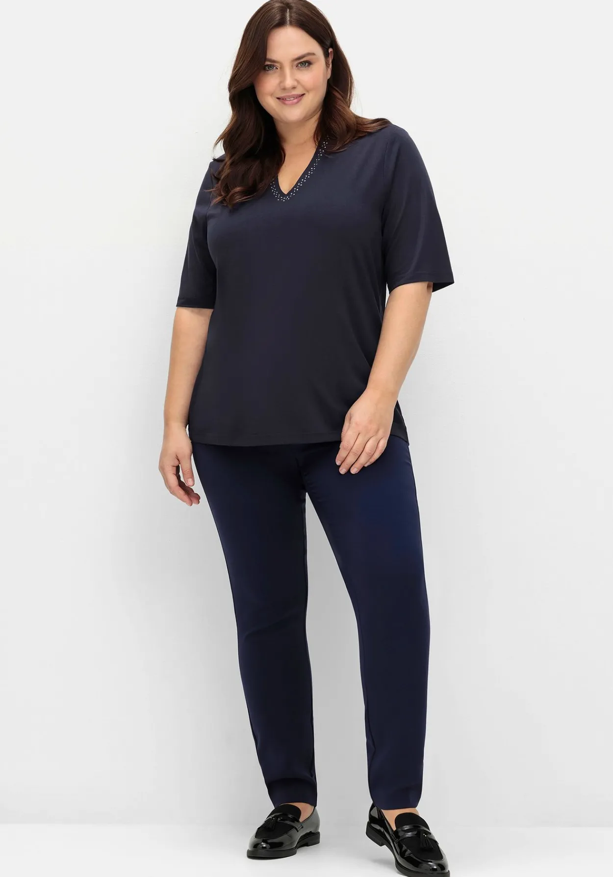 Shirt mit Glitzersteinen am Ausschnitt<sheego Discount
