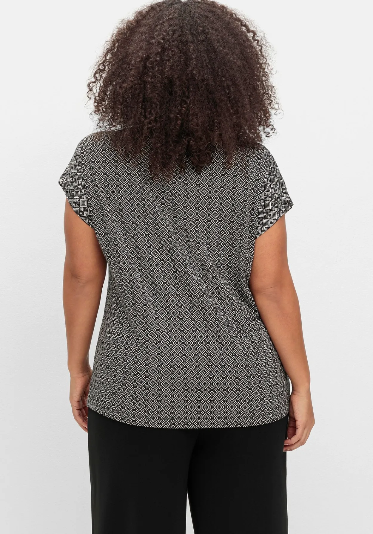 Shirt mit grafischem Minimalprint<sheego Online
