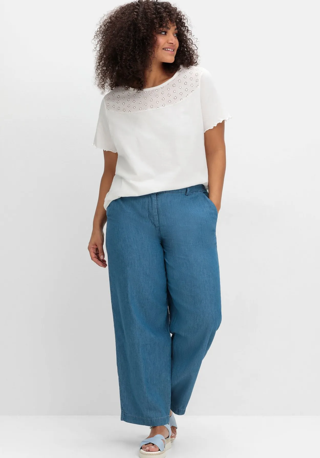 Shirt mit Lochstickerei-Einsatz vorn<sheego Discount