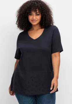 Shirt mit Lochstickerei-Passe am Saum<sheego New