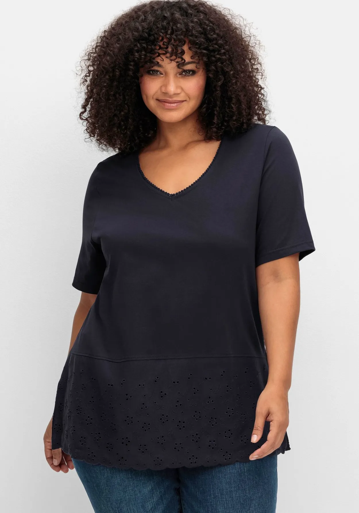 Shirt mit Lochstickerei-Passe am Saum<sheego New