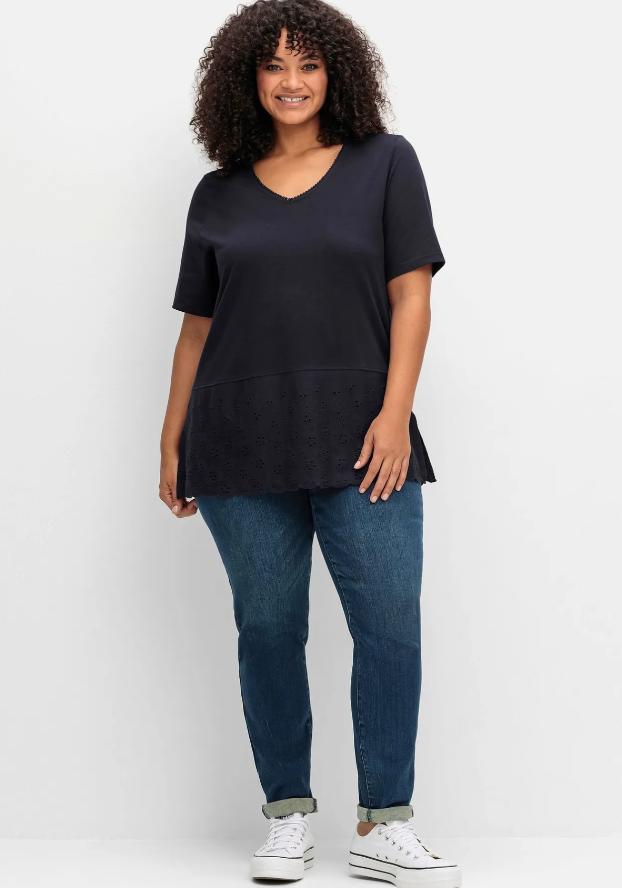 Shirt mit Lochstickerei-Passe am Saum<sheego New