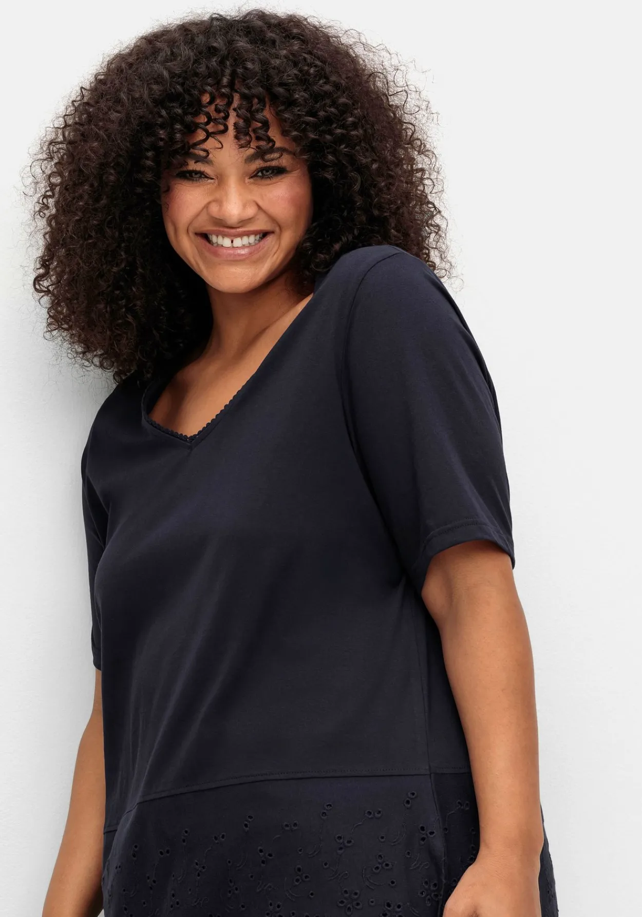 Shirt mit Lochstickerei-Passe am Saum<sheego New