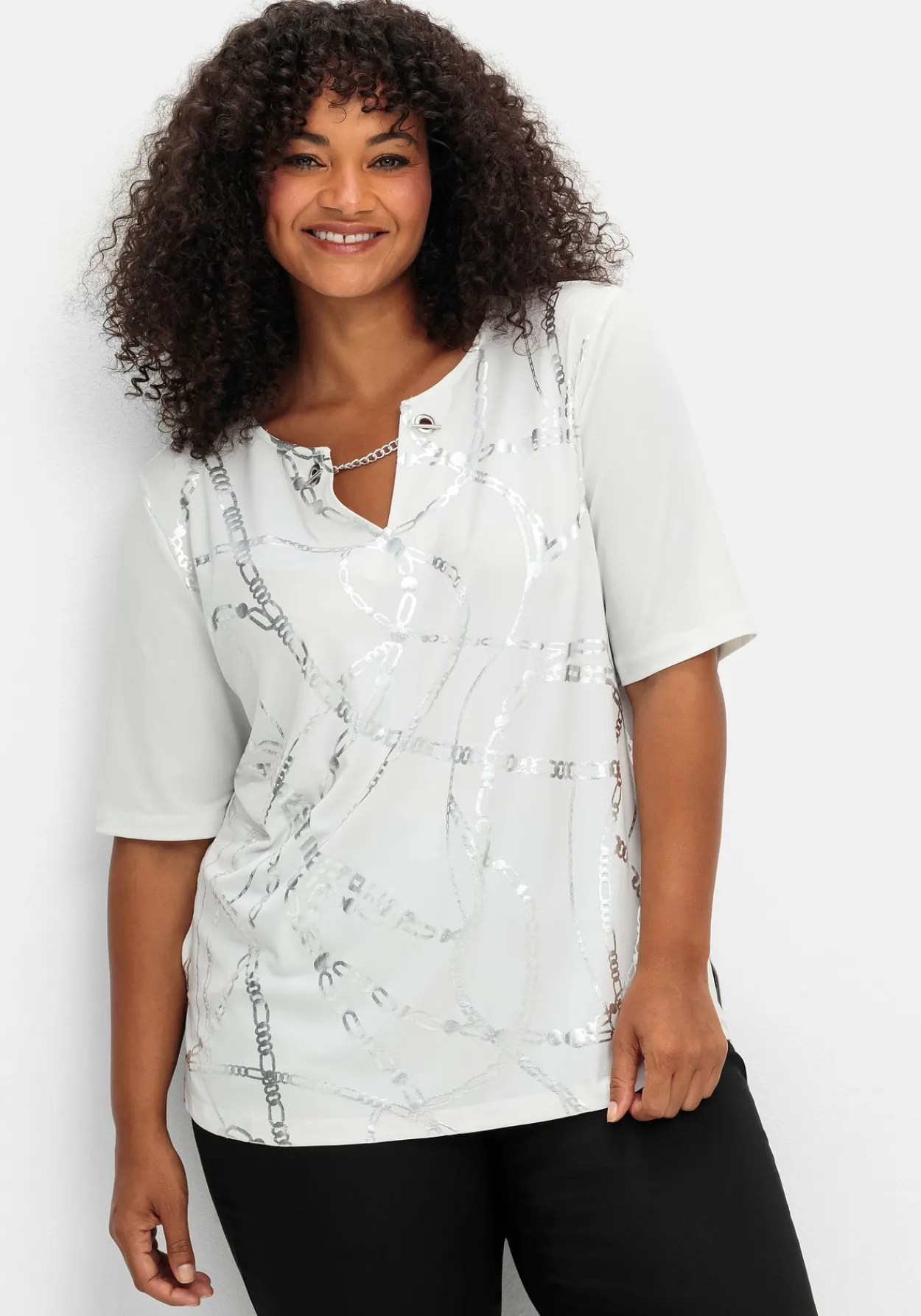 Shirt mit Ösen und Metallkette am Ausschnitt<sheego Sale