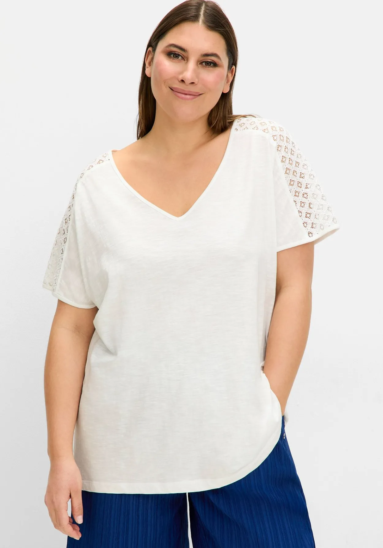 Shirt mit Spitze und V-Ausschnitt, aus Flammgarnjersey<sheego Online