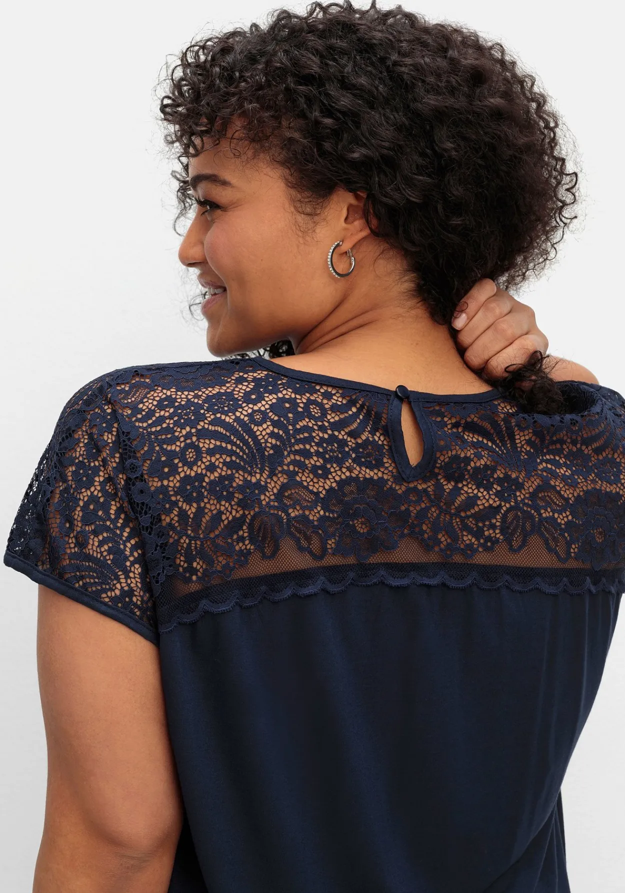 Shirt mit Spitzenpasse an der Schulterpartie<sheego Outlet
