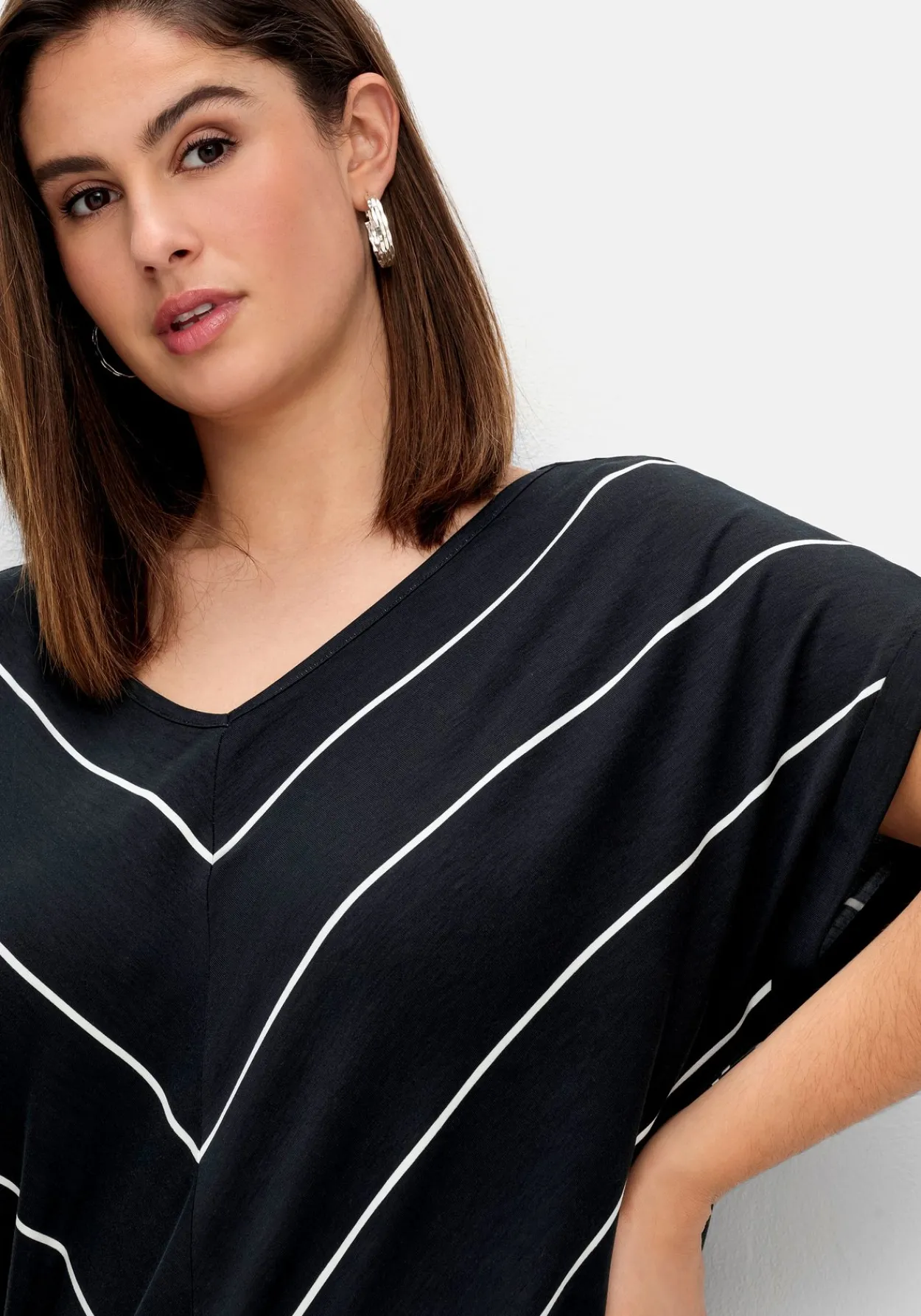 Shirt mit Streifen und Bindeband am Saum<sheego Outlet
