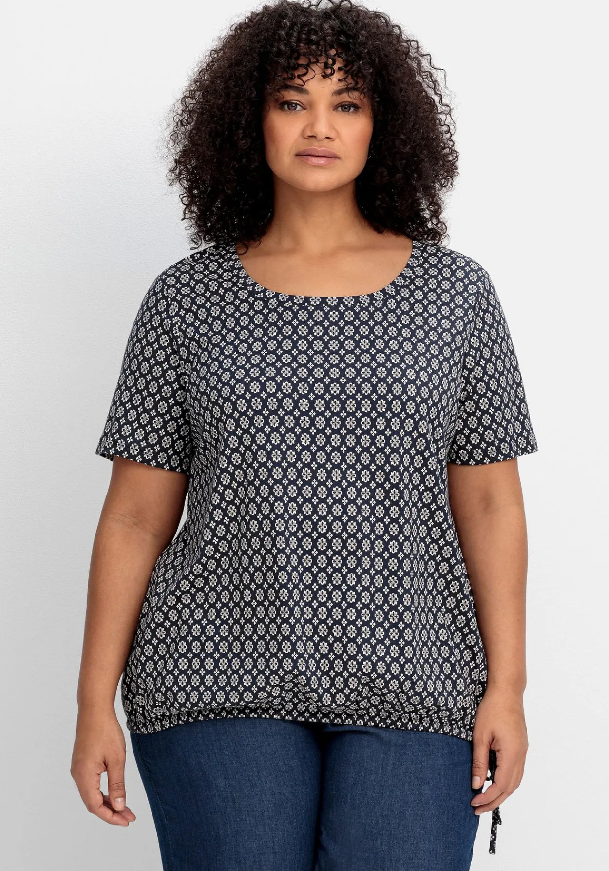 Shirt mit Tunnelzug am Saum und Alloverprint<sheego Fashion