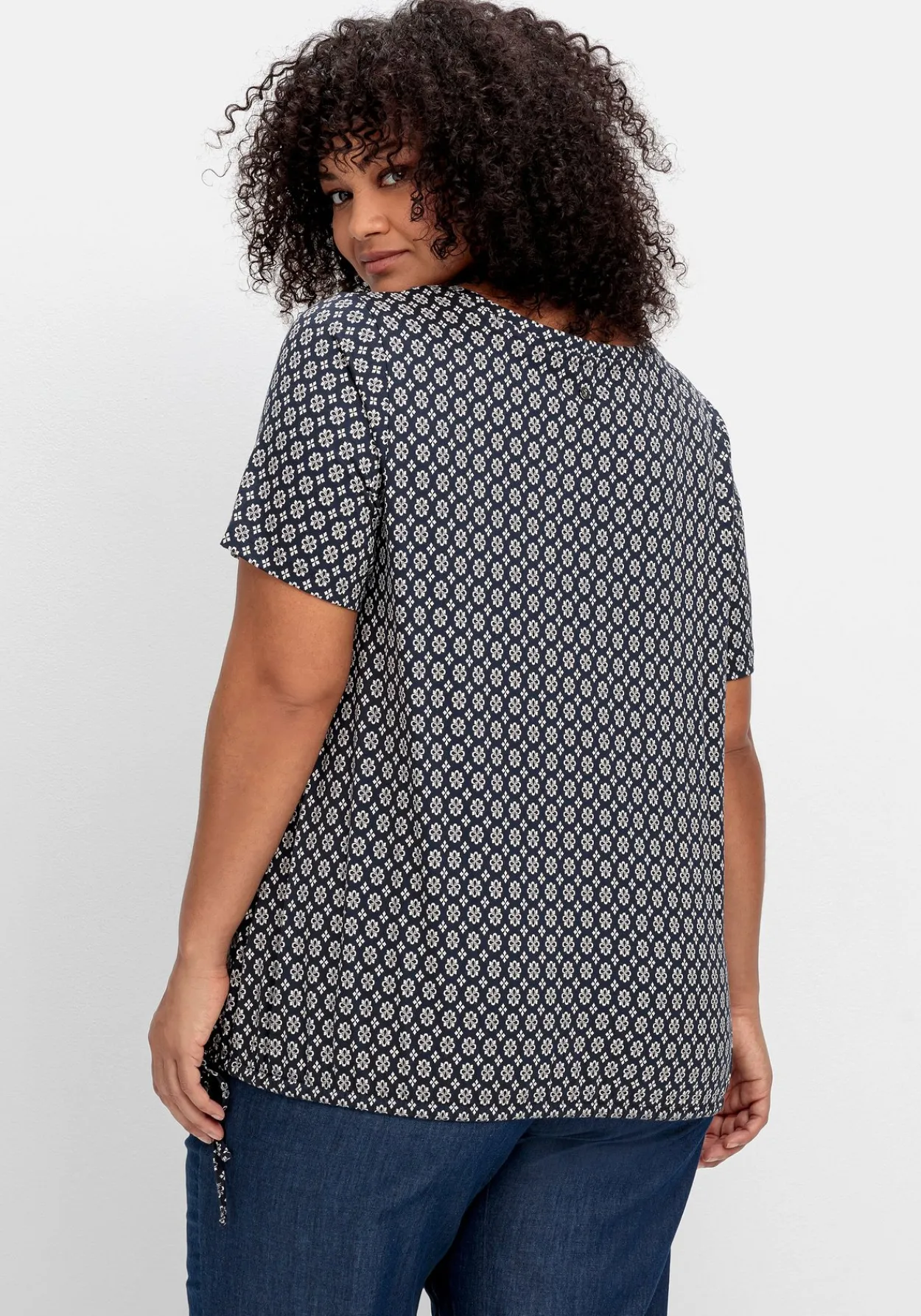 Shirt mit Tunnelzug am Saum und Alloverprint<sheego Fashion