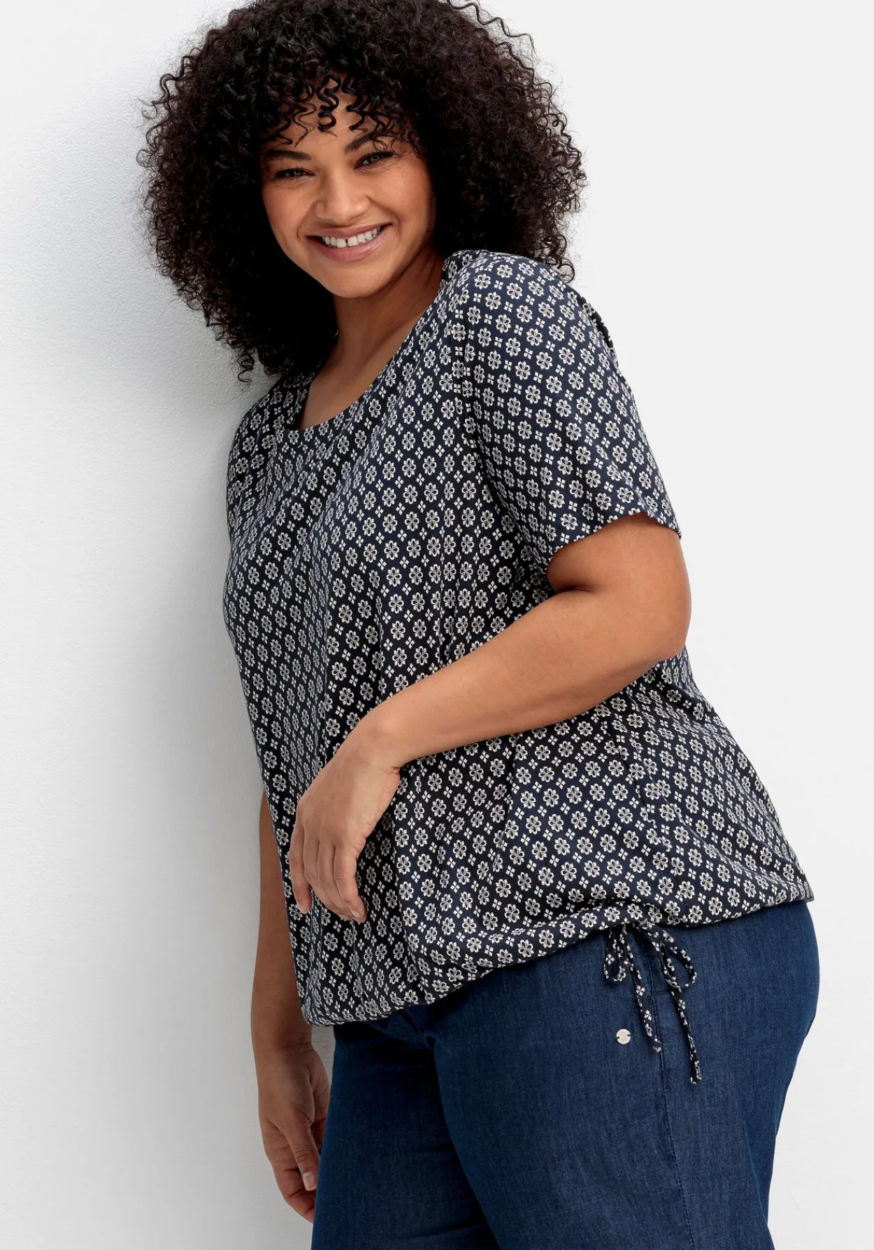 Shirt mit Tunnelzug am Saum und Alloverprint<sheego Fashion
