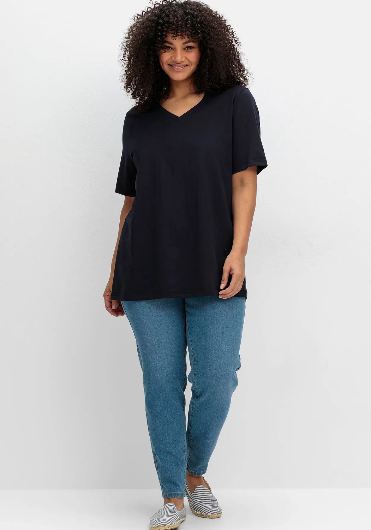 Shirt mit V-Ausschnitt, aus leichtem Jersey<sheego Clearance