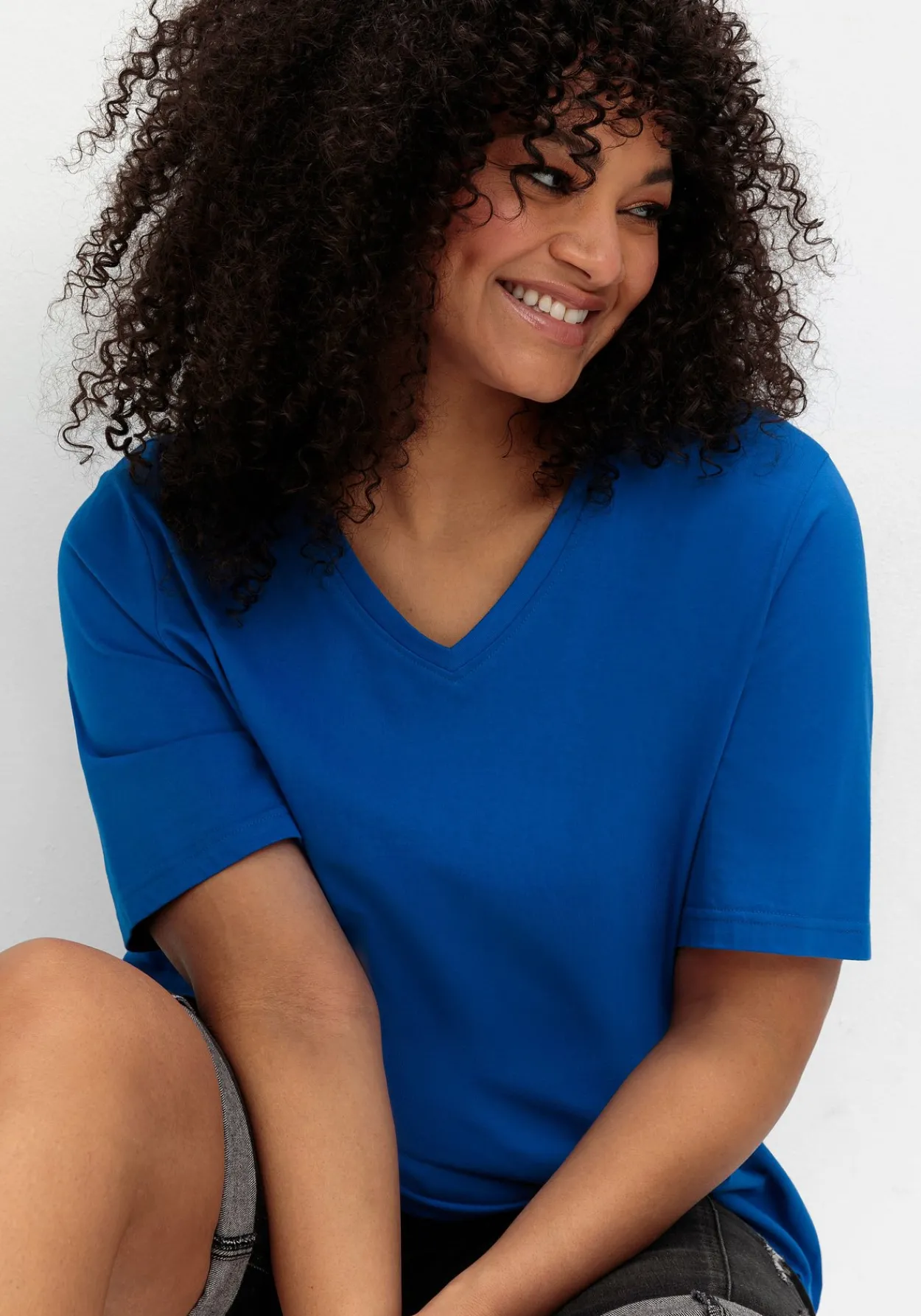 Shirt mit V-Ausschnitt, aus leichtem Jersey<sheego Fashion