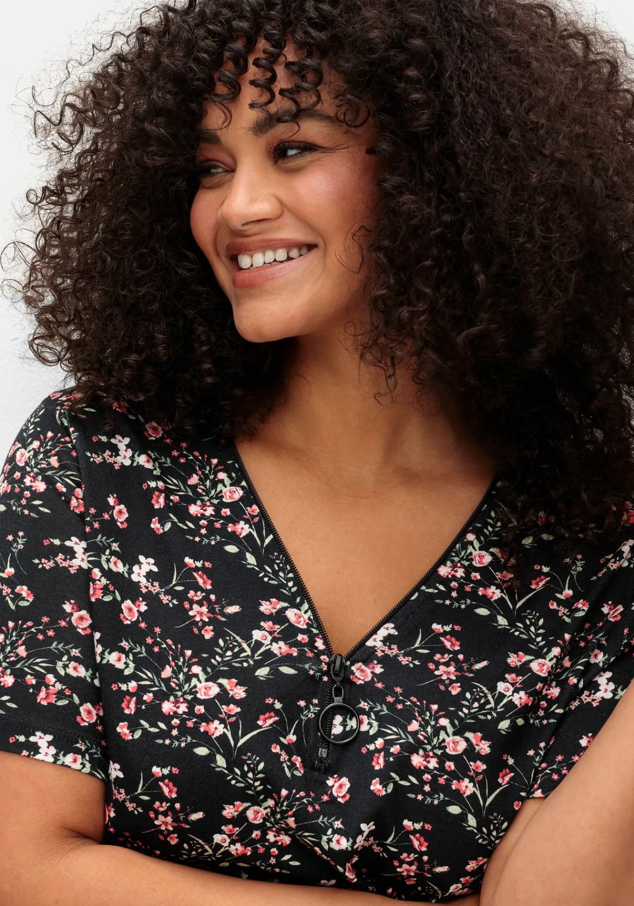 Shirt mit Zipper am Ausschnitt und Blumenprint<sheego Online