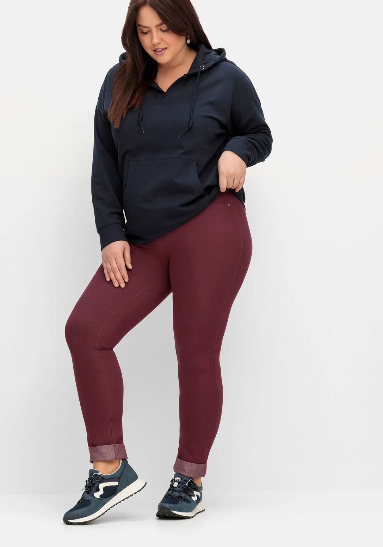 Sneaker mit Details in Glanz- und Veloursoptik<sheego Fashion