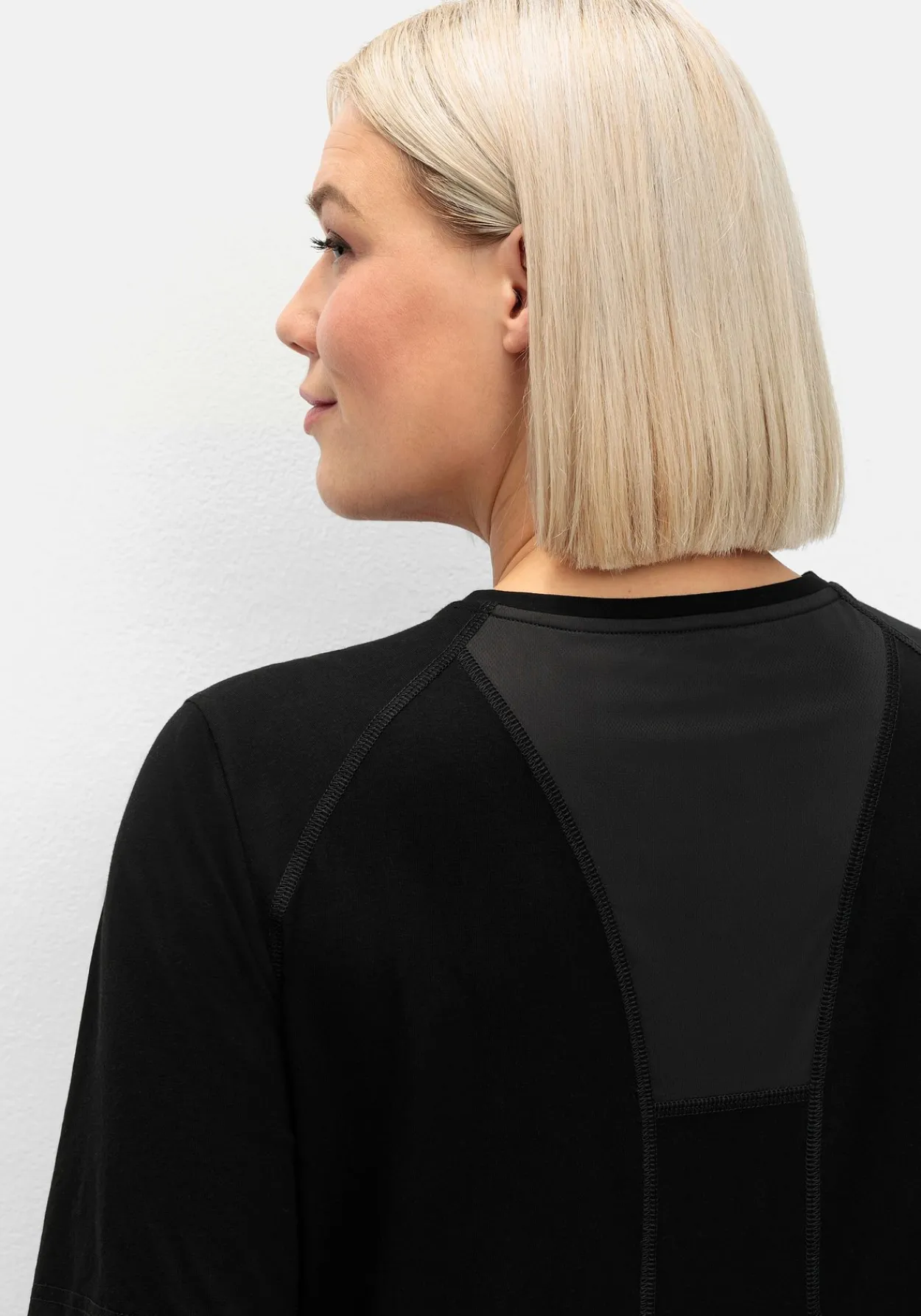 Sportshirt mit Mesh-Einsatz im Rücken<sheego New