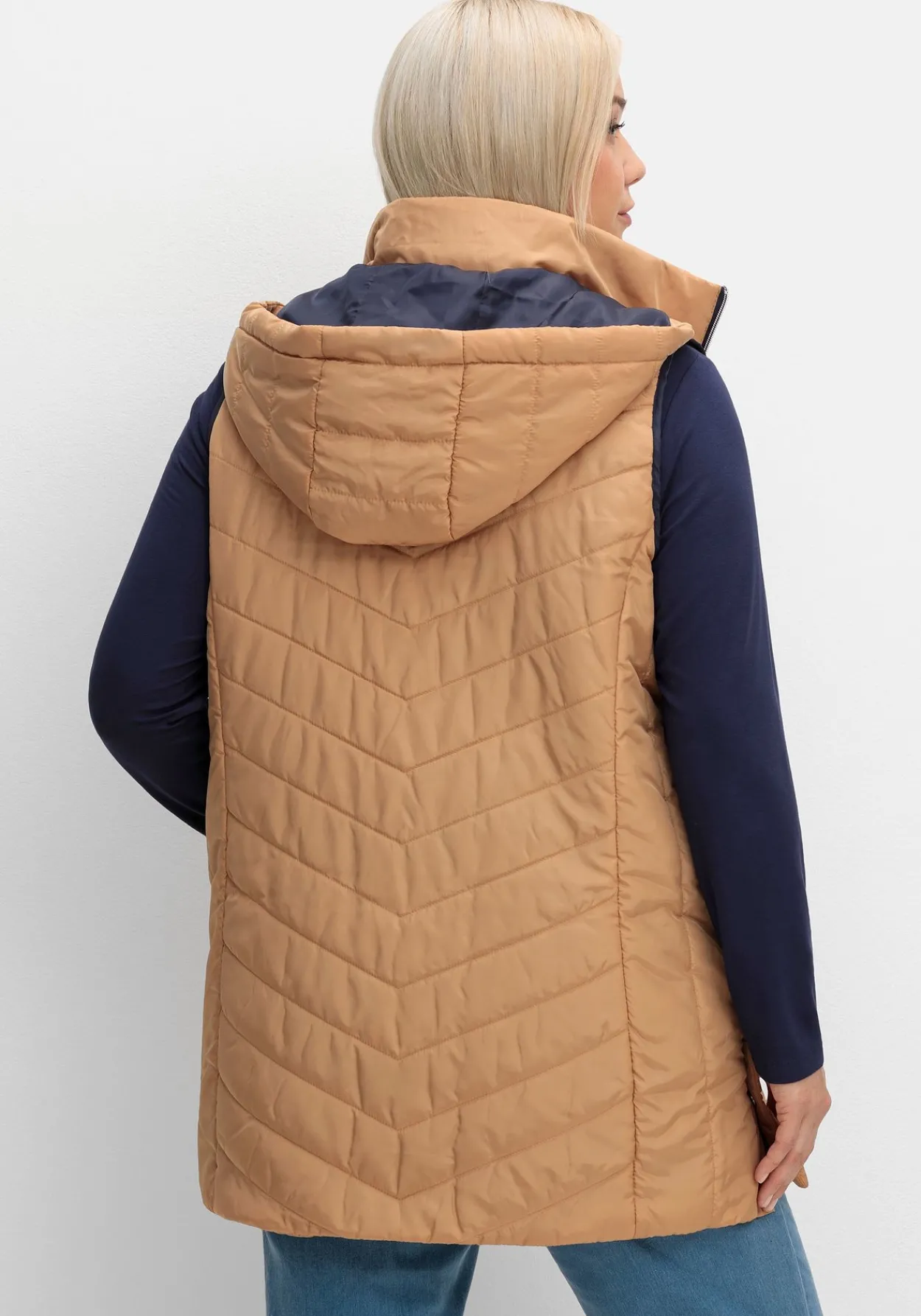 Steppweste mit Kapuze und Kontrastdetails<sheego Online