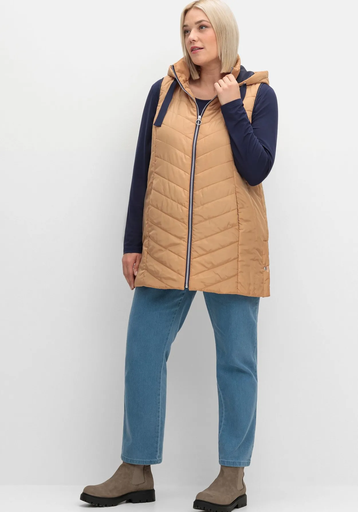 Steppweste mit Kapuze und Kontrastdetails<sheego Online