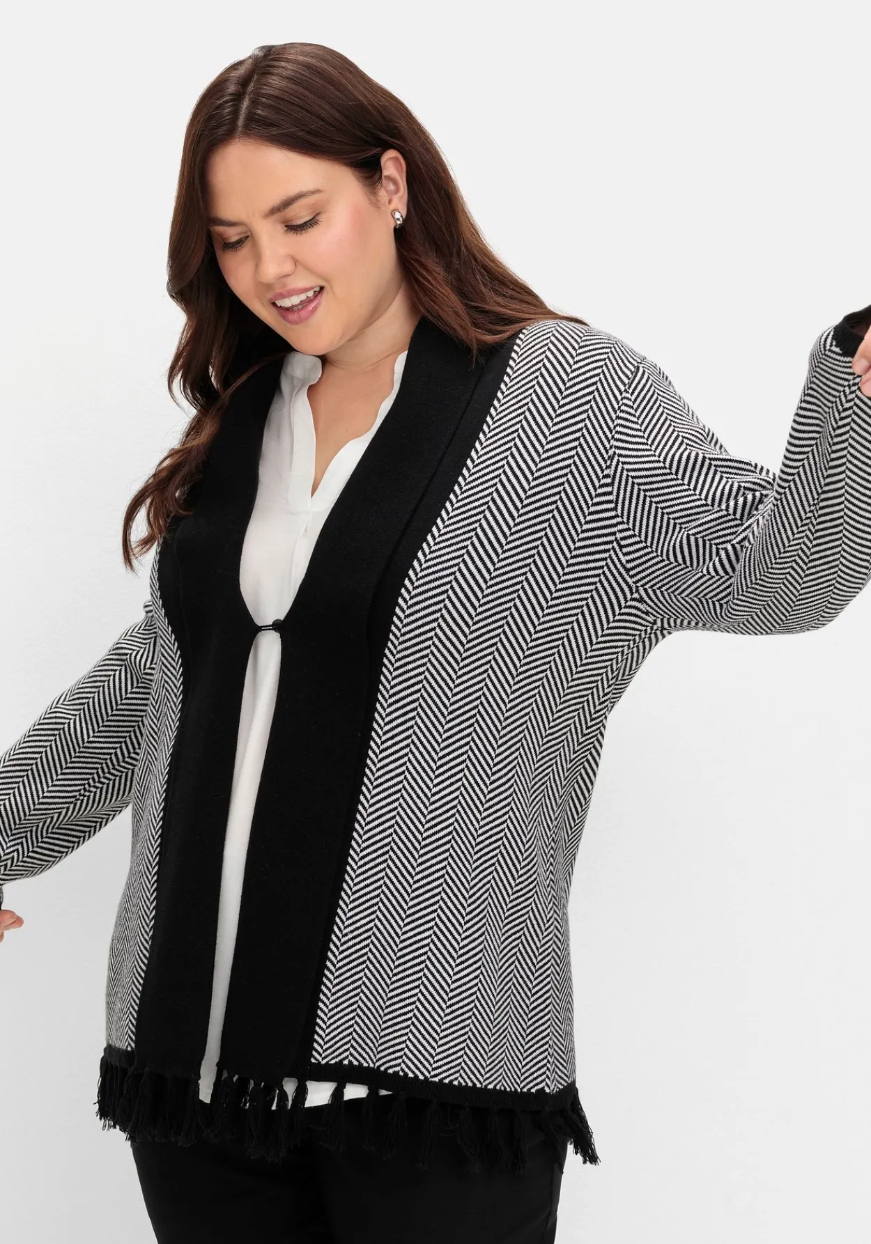 Strickjacke im Fischgrätmuster, mit Schalkragen<sheego Fashion
