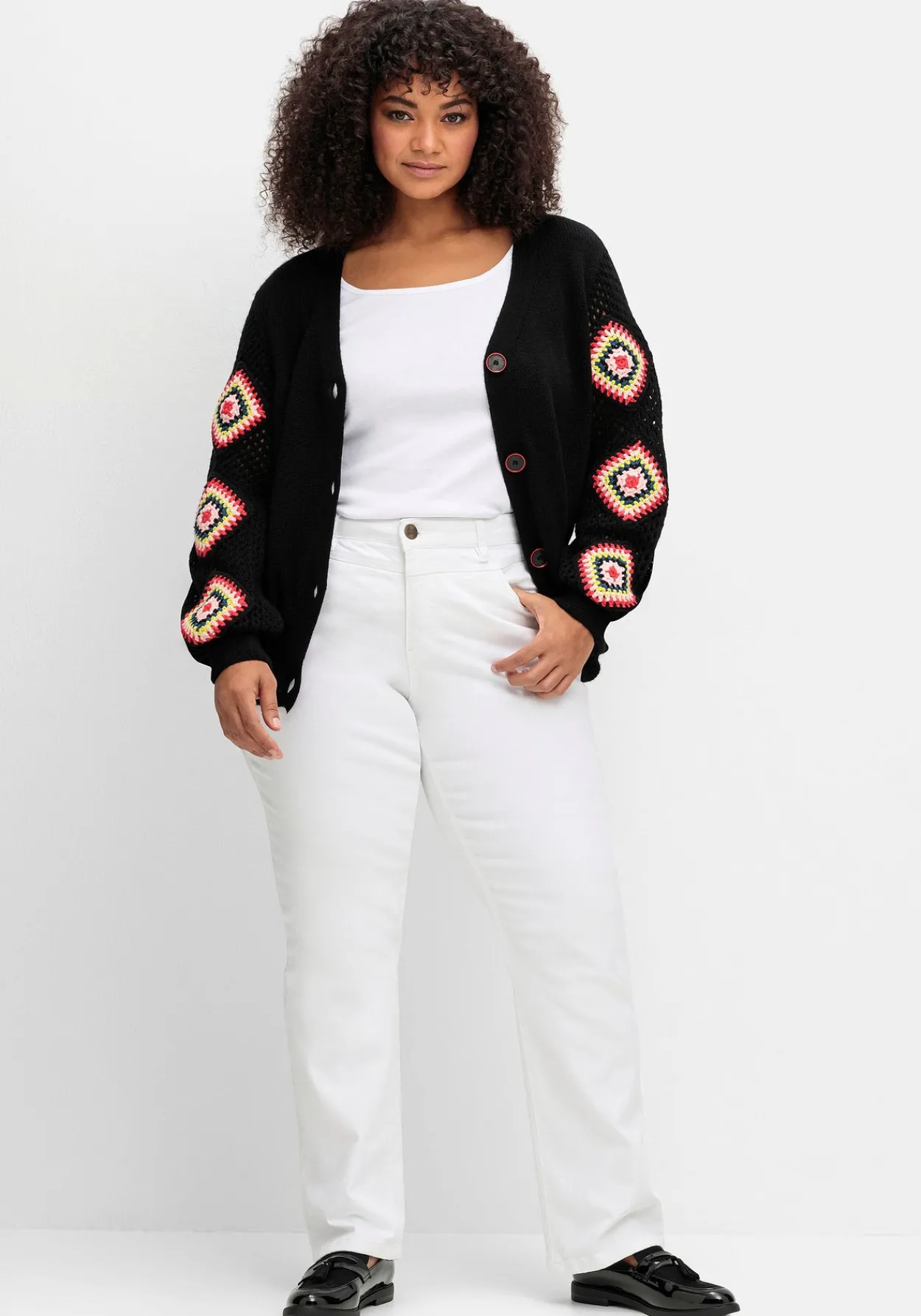 Strickjacke mit aufgenähten Häkelpatches<sheego by Joe Browns Best