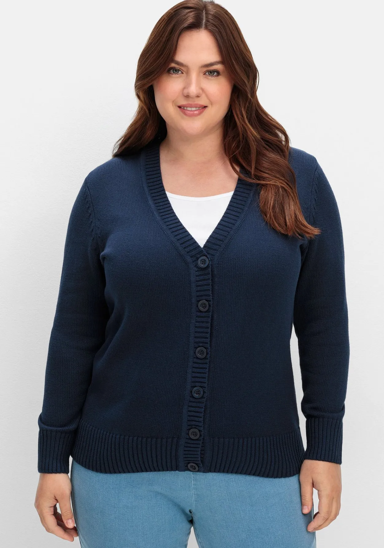Strickjacke mit V-Ausschnitt und Knöpfen, tailliert<sheego Online