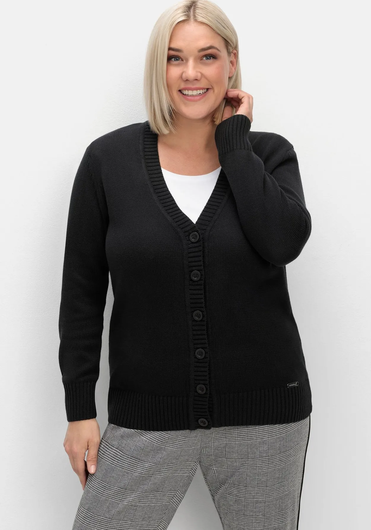 Strickjacke mit V-Ausschnitt und Knöpfen, tailliert<sheego Hot