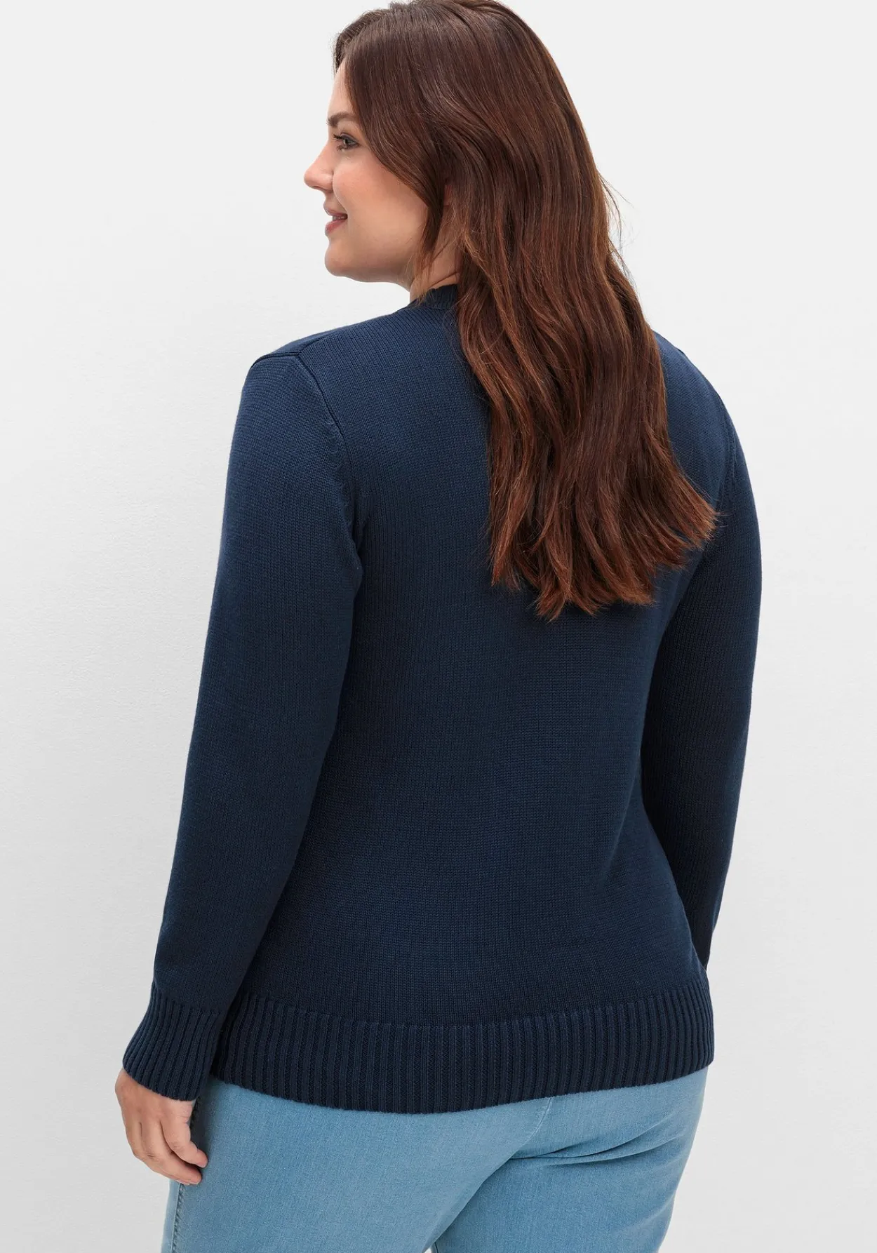 Strickjacke mit V-Ausschnitt und Knöpfen, tailliert<sheego Online