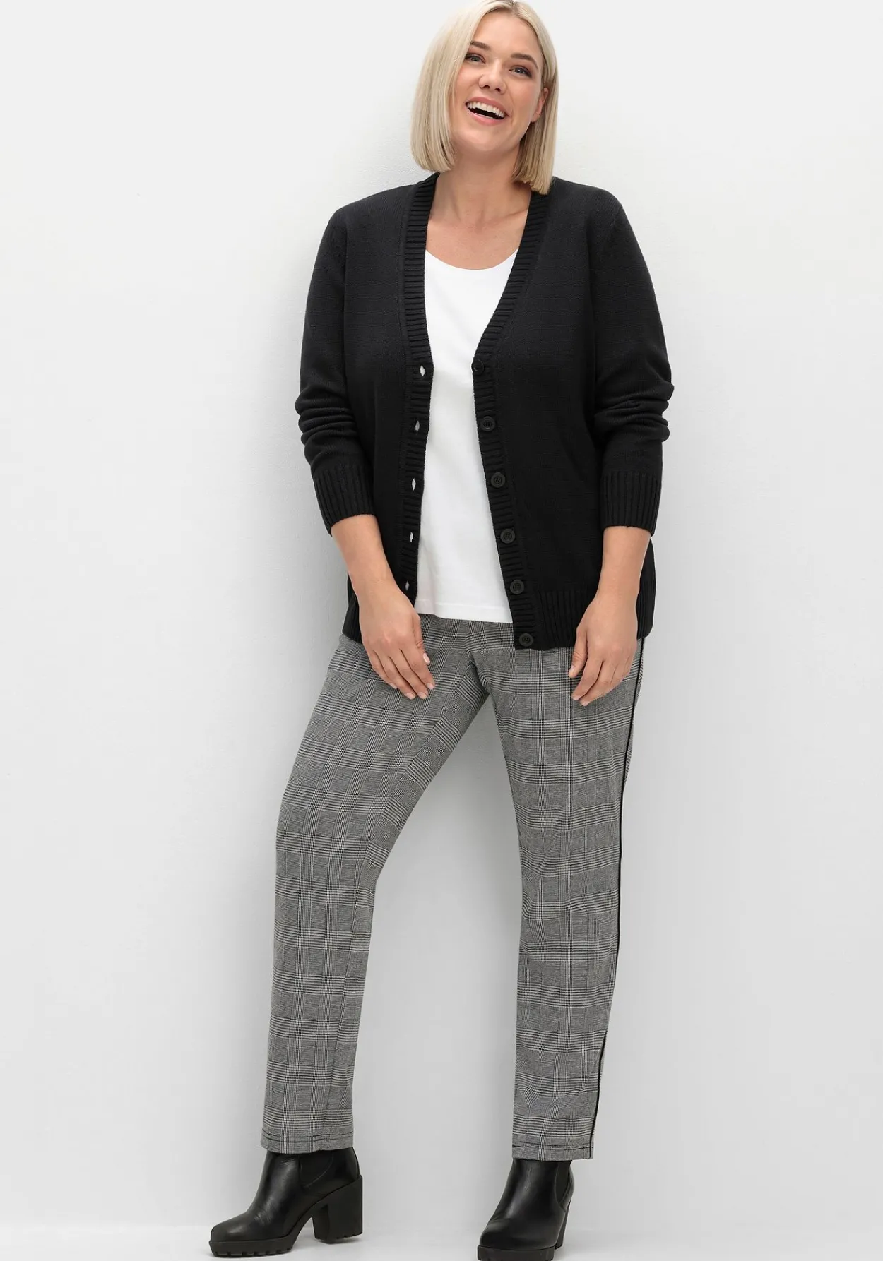 Strickjacke mit V-Ausschnitt und Knöpfen, tailliert<sheego Hot