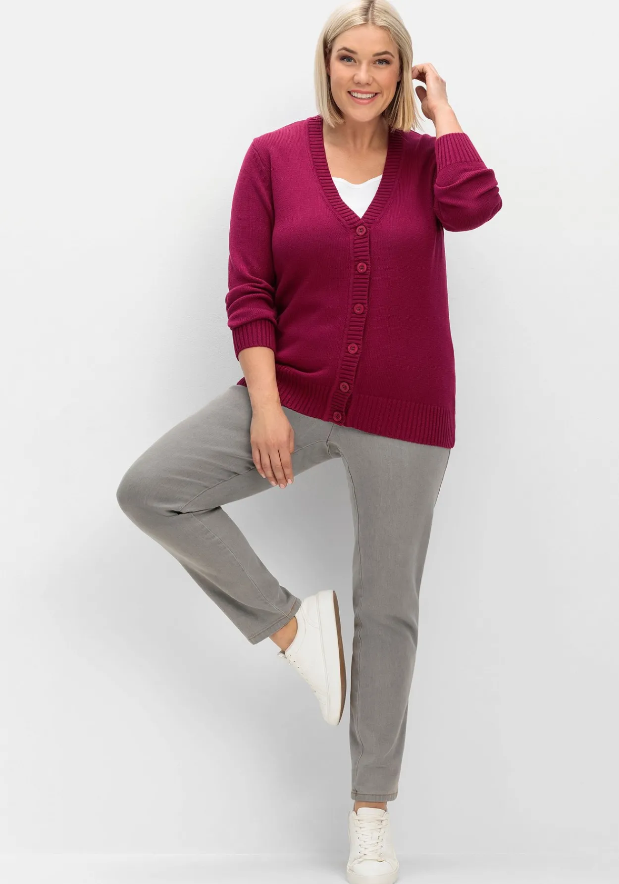 Strickjacke mit V-Ausschnitt und Knöpfen, tailliert<sheego New