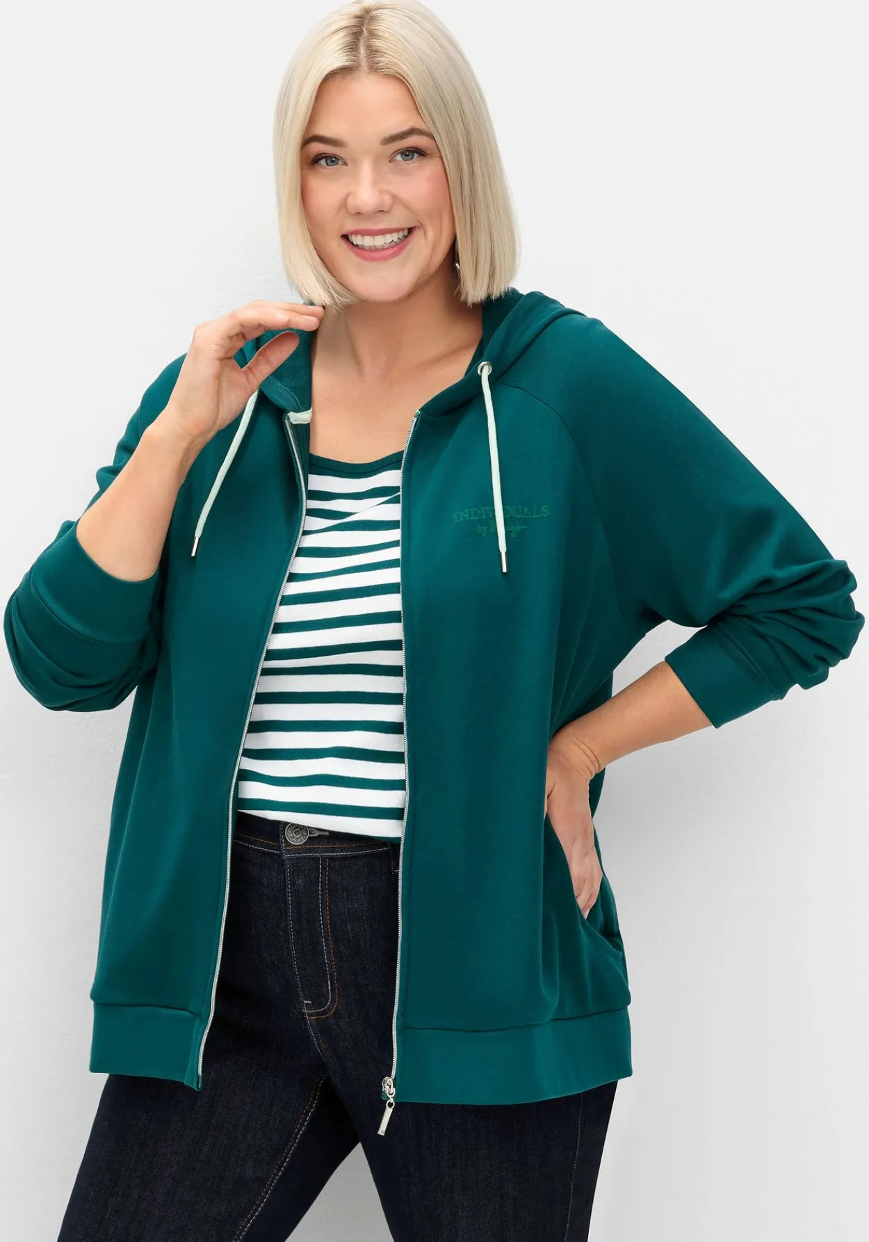 Sweatjacke mit Kapuze und kleinem Brust-Print<sheego Online