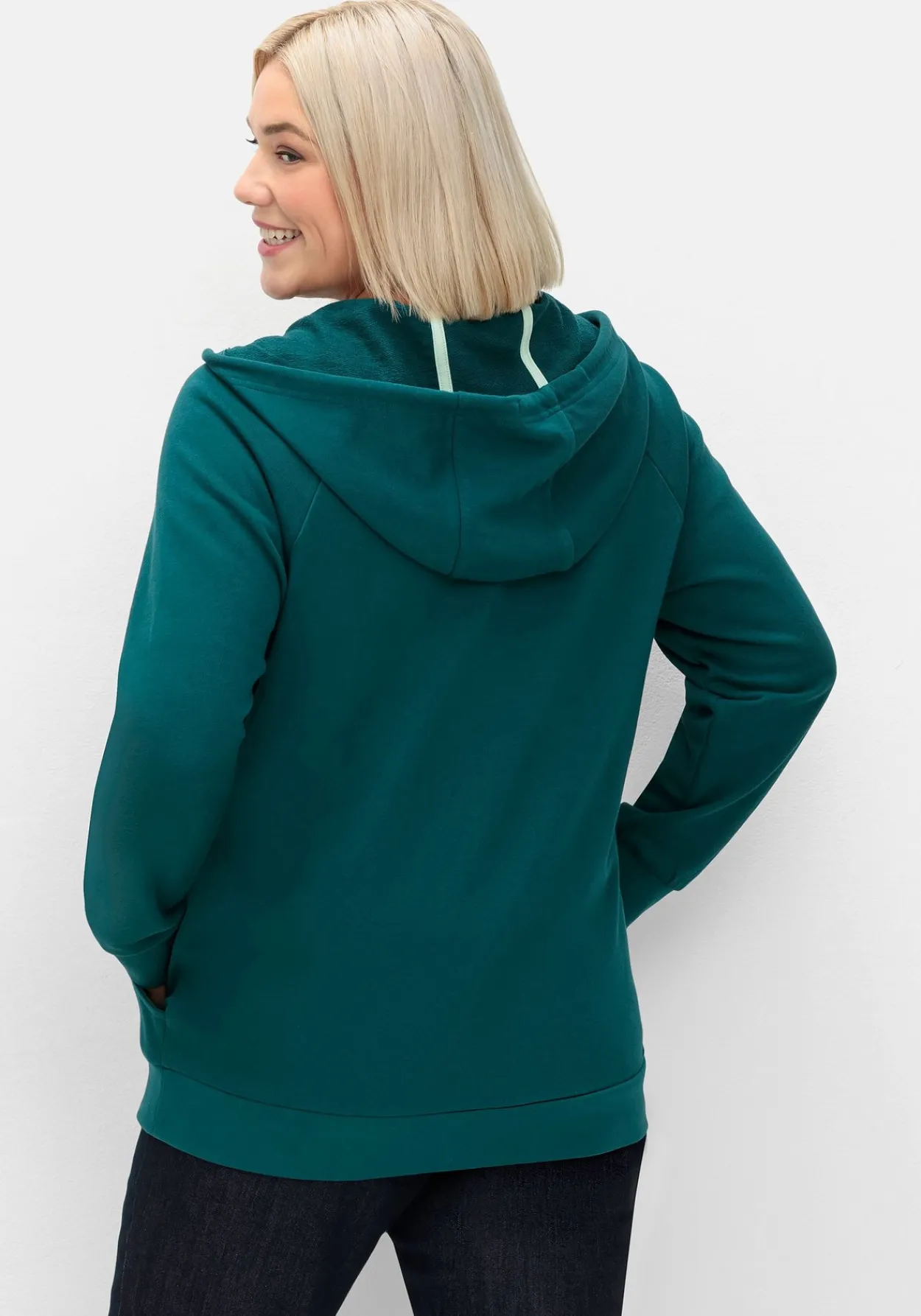 Sweatjacke mit Kapuze und kleinem Brust-Print<sheego Online
