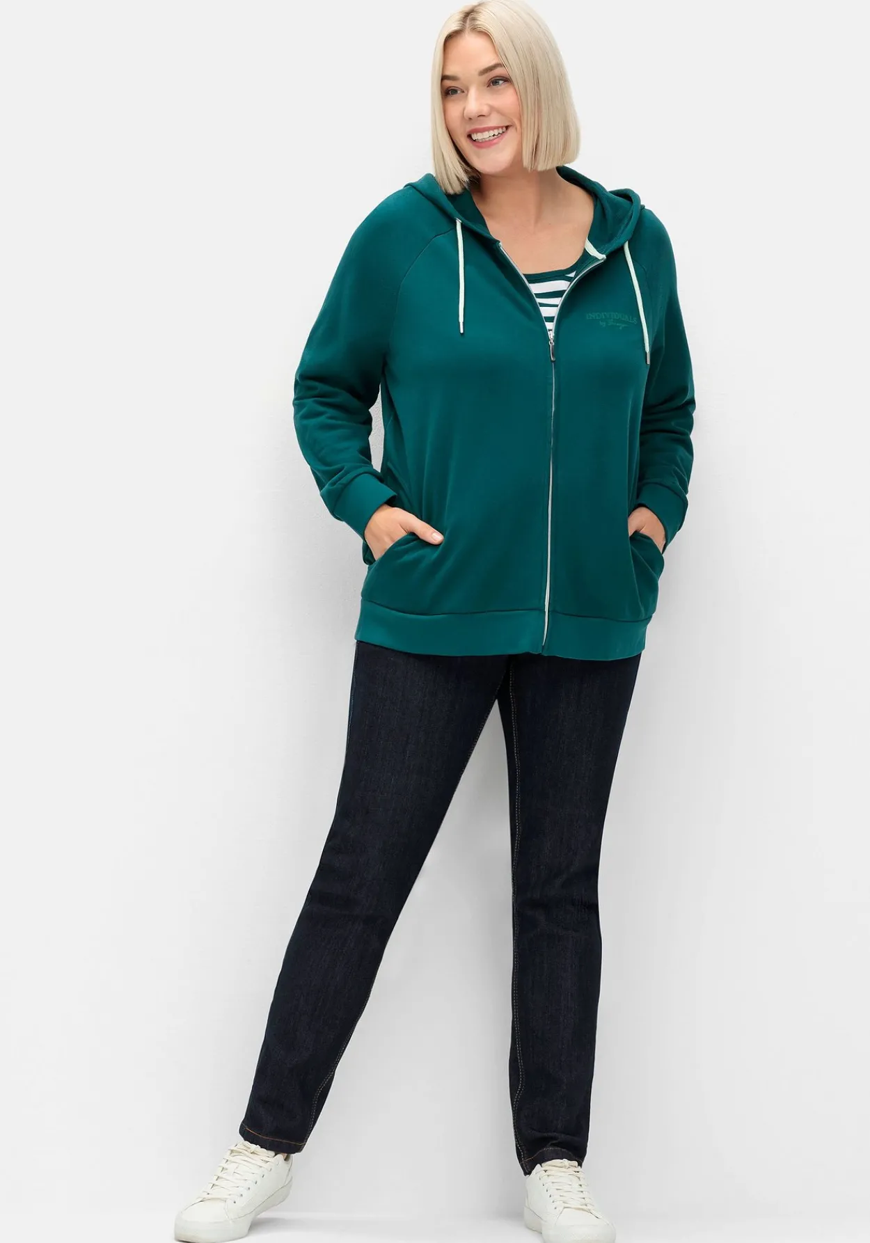 Sweatjacke mit Kapuze und kleinem Brust-Print<sheego Online