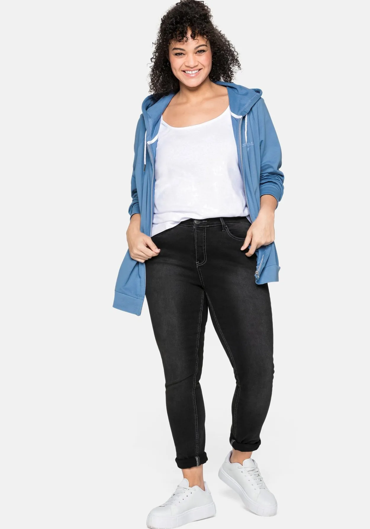 Sweatjacke mit Kapuze und kleinem Brust-Print<sheego Online