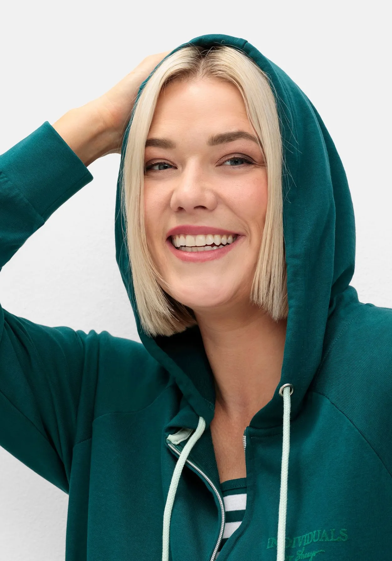 Sweatjacke mit Kapuze und kleinem Brust-Print<sheego Online