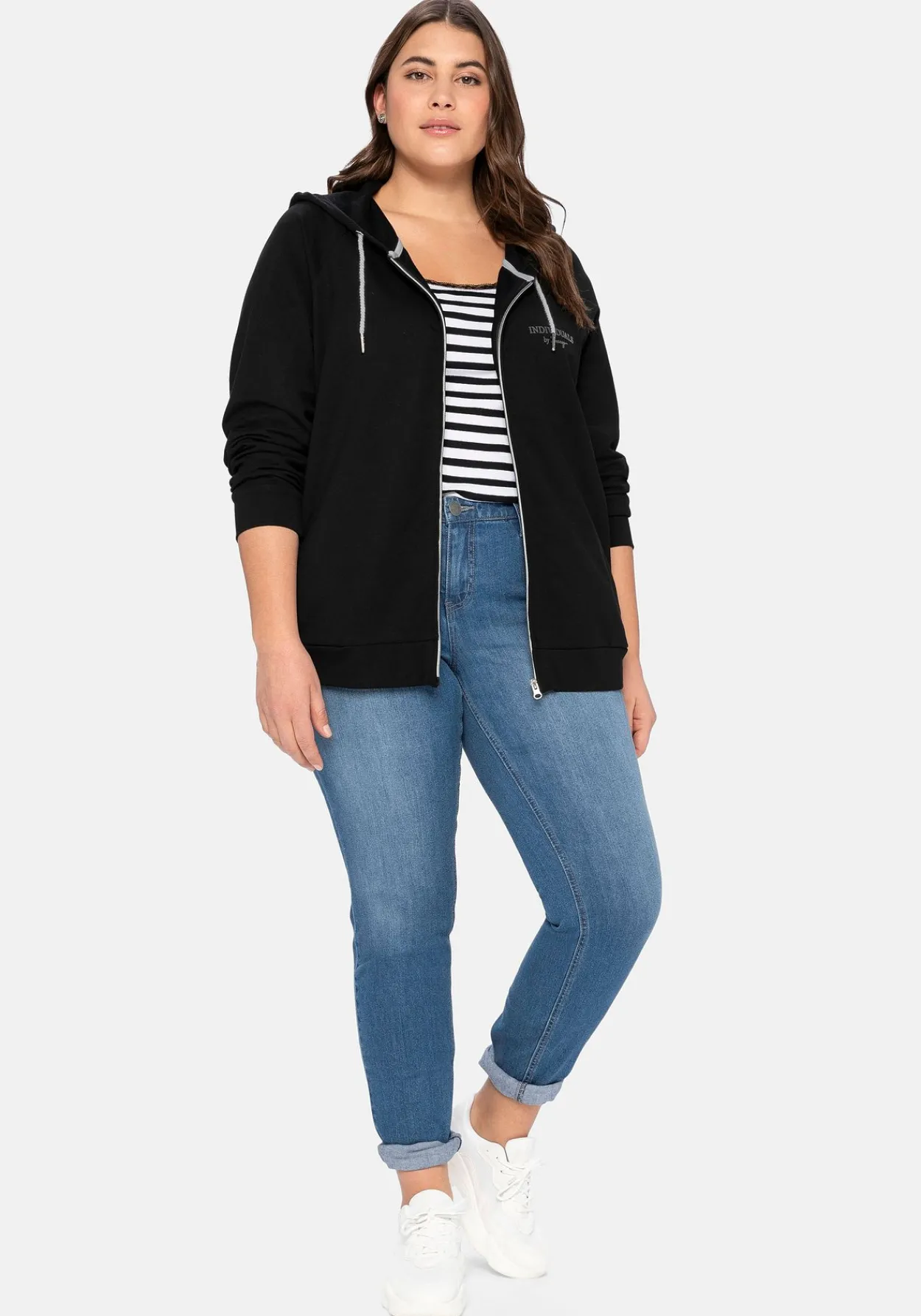 Sweatjacke mit Kapuze und kleinem Brust-Print<sheego Discount