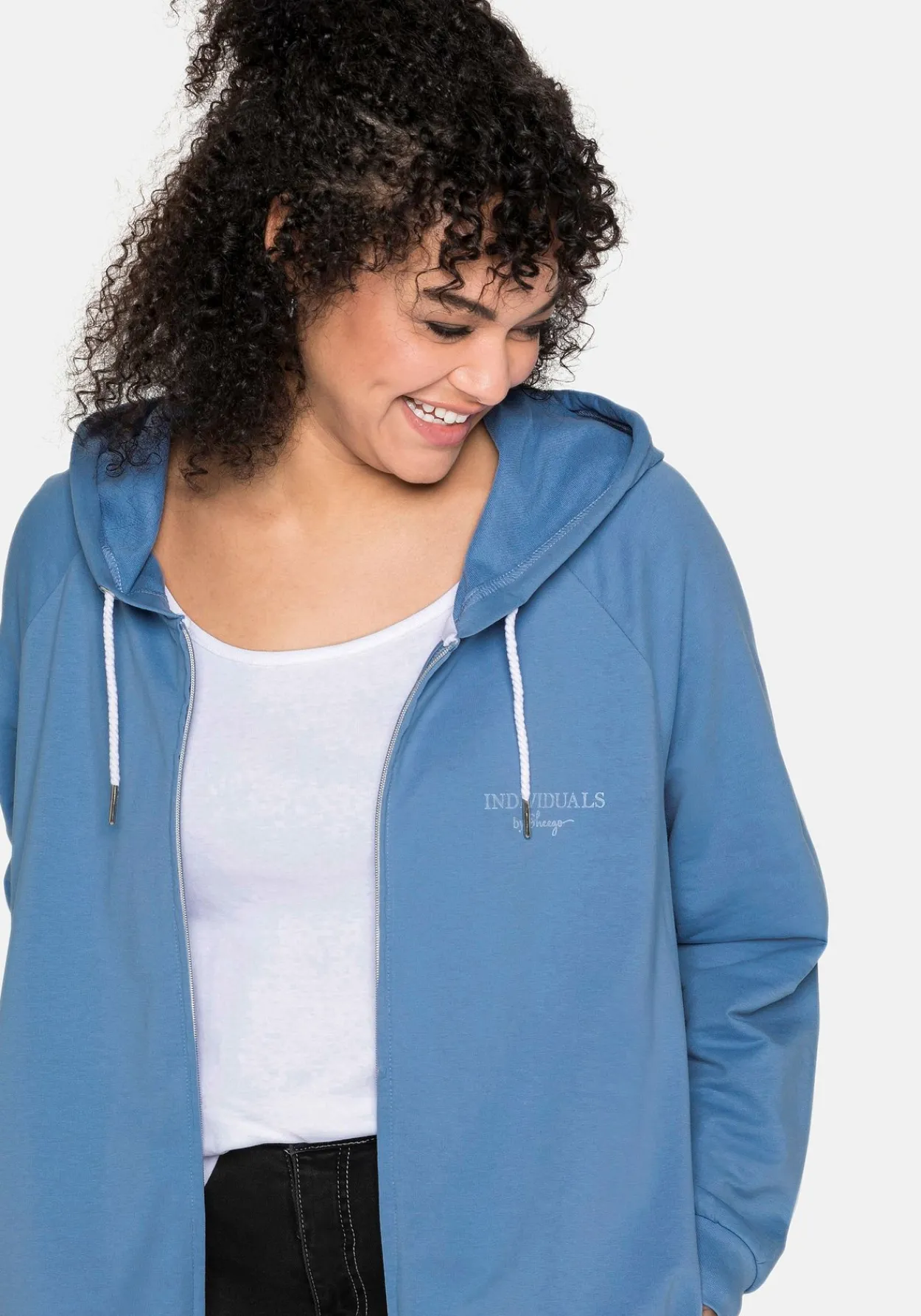 Sweatjacke mit Kapuze und kleinem Brust-Print<sheego Online
