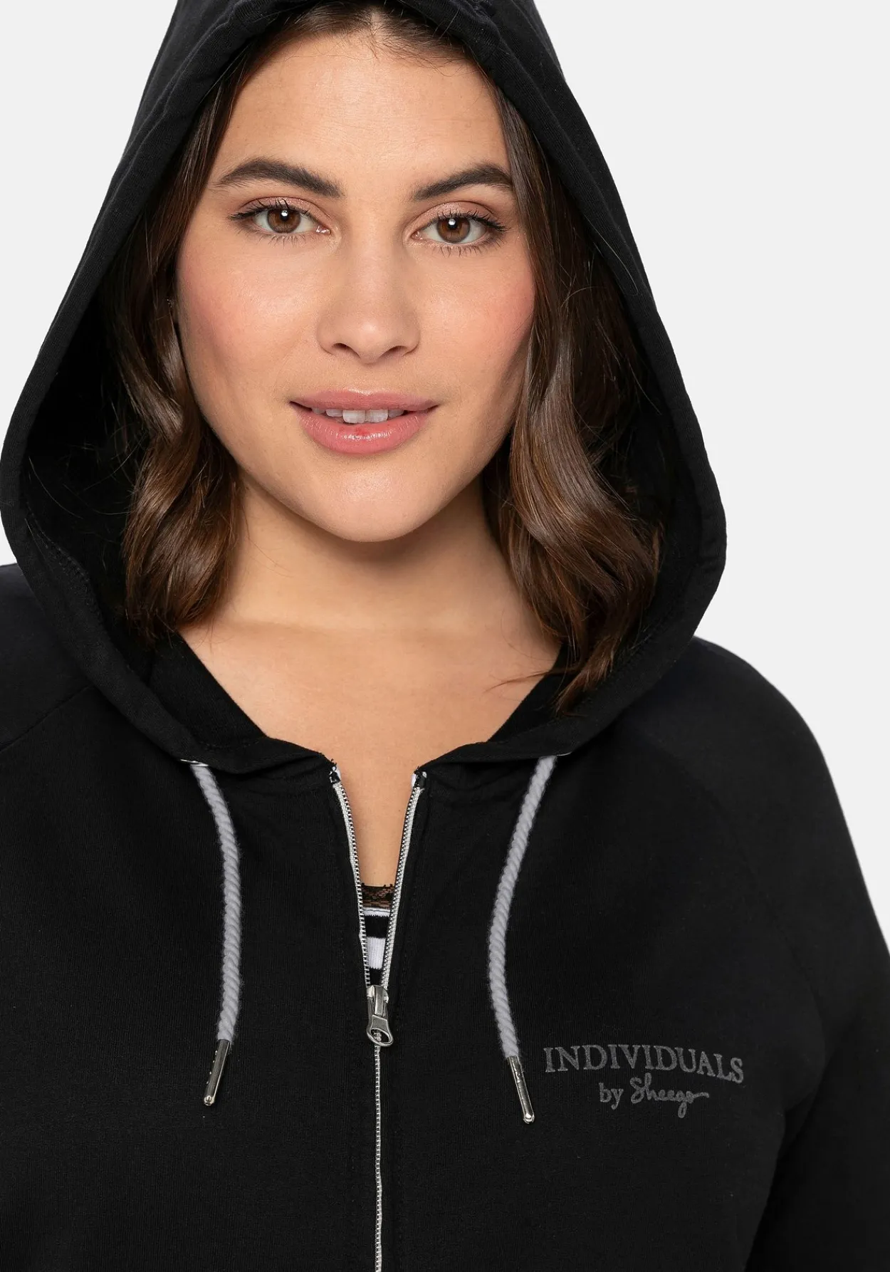 Sweatjacke mit Kapuze und kleinem Brust-Print<sheego Discount
