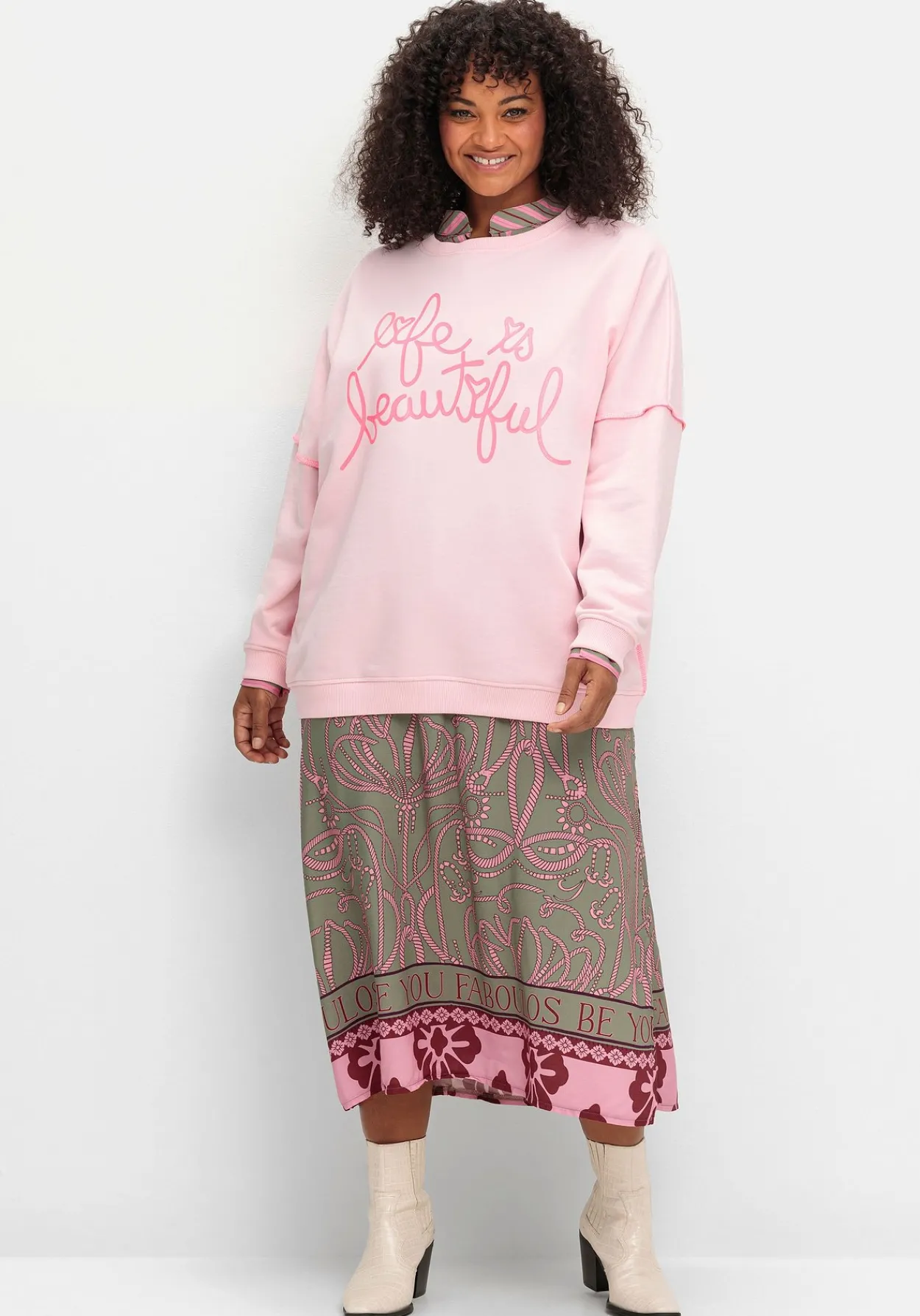 Sweatshirt mit Frontprint und Rundhalsausschnitt<sheego loves miss goodlife Clearance