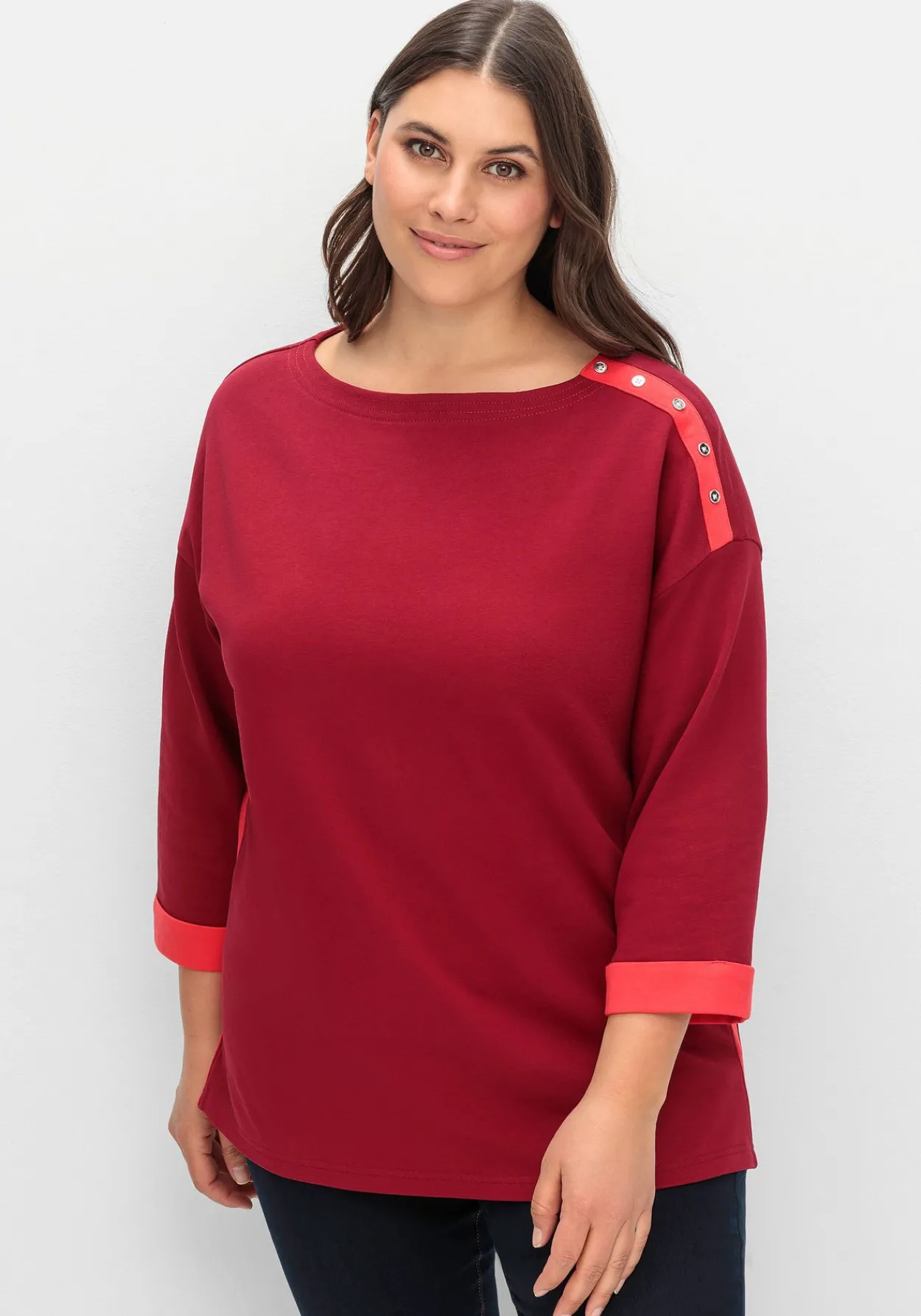 Sweatshirt mit Zierknöpfen und Kontrastdetails<sheego Online