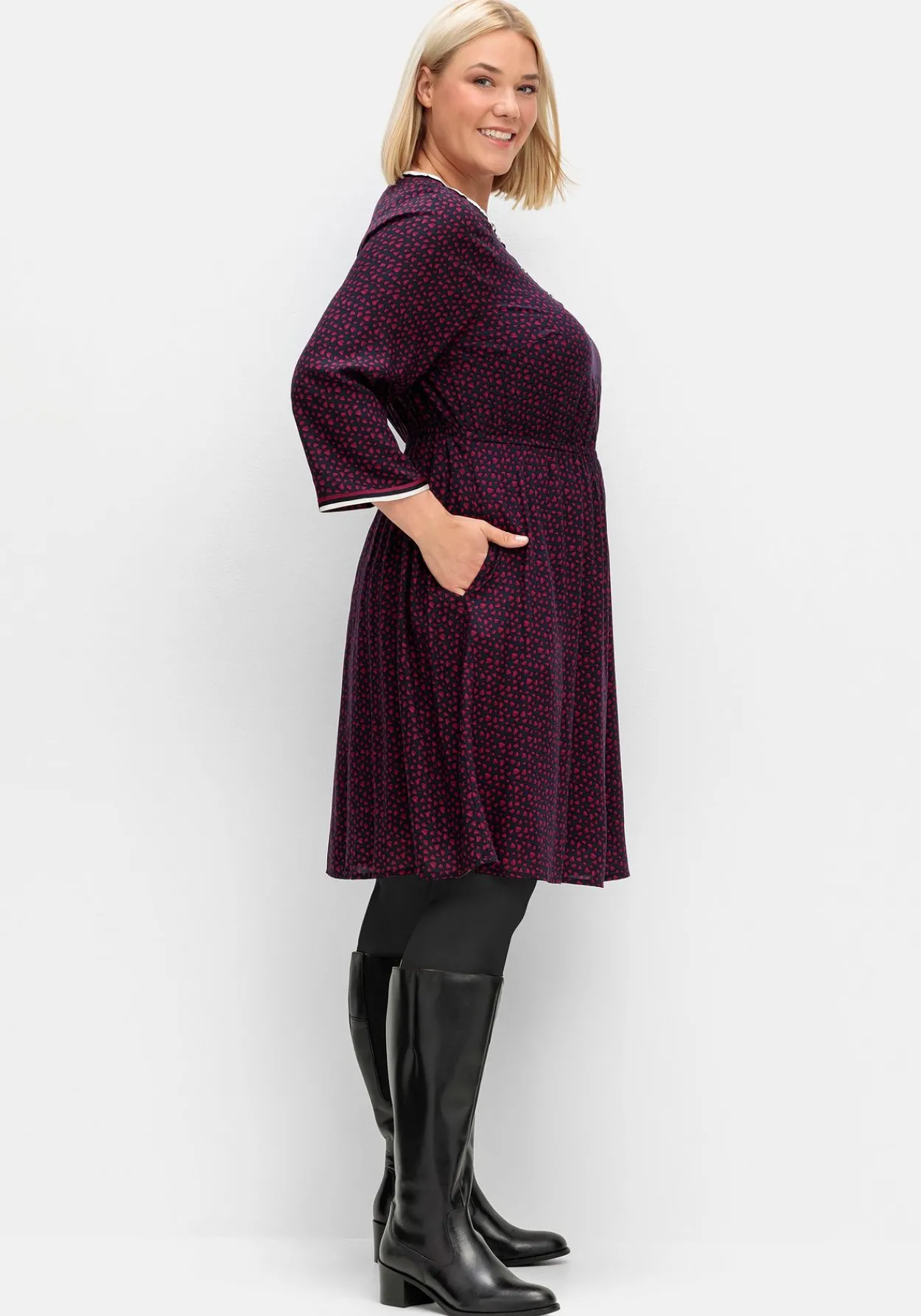 Tailliertes Kleid mit Alloverprint und kurzer Knopfleiste<sheego Outlet