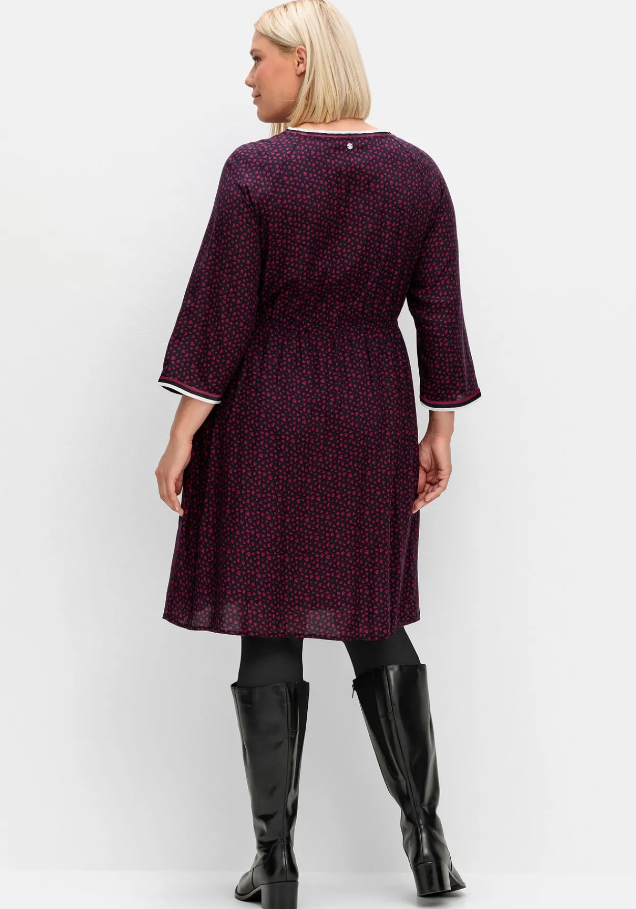 Tailliertes Kleid mit Alloverprint und kurzer Knopfleiste<sheego Outlet