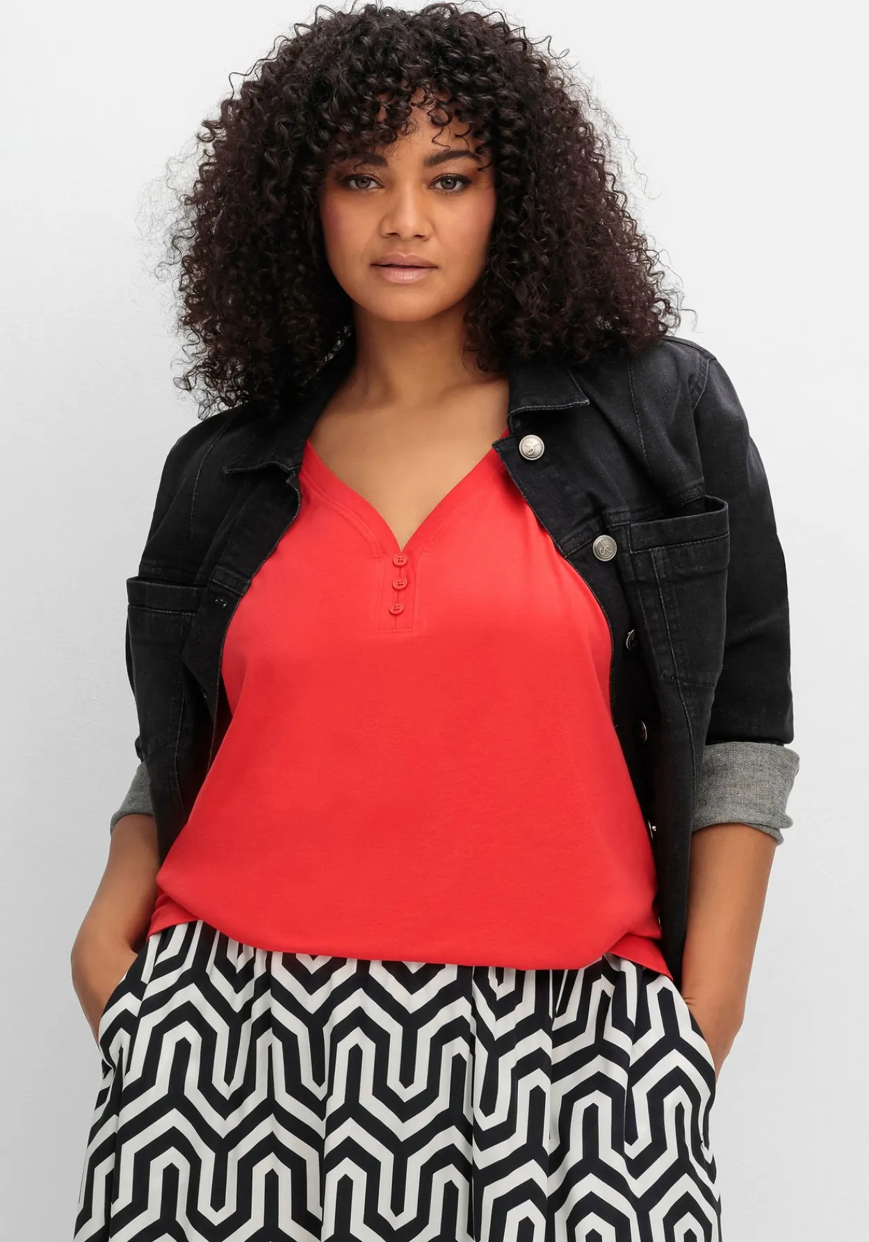 Tanktop mit V-Ausschnitt und Zierknopfleiste<sheego Sale