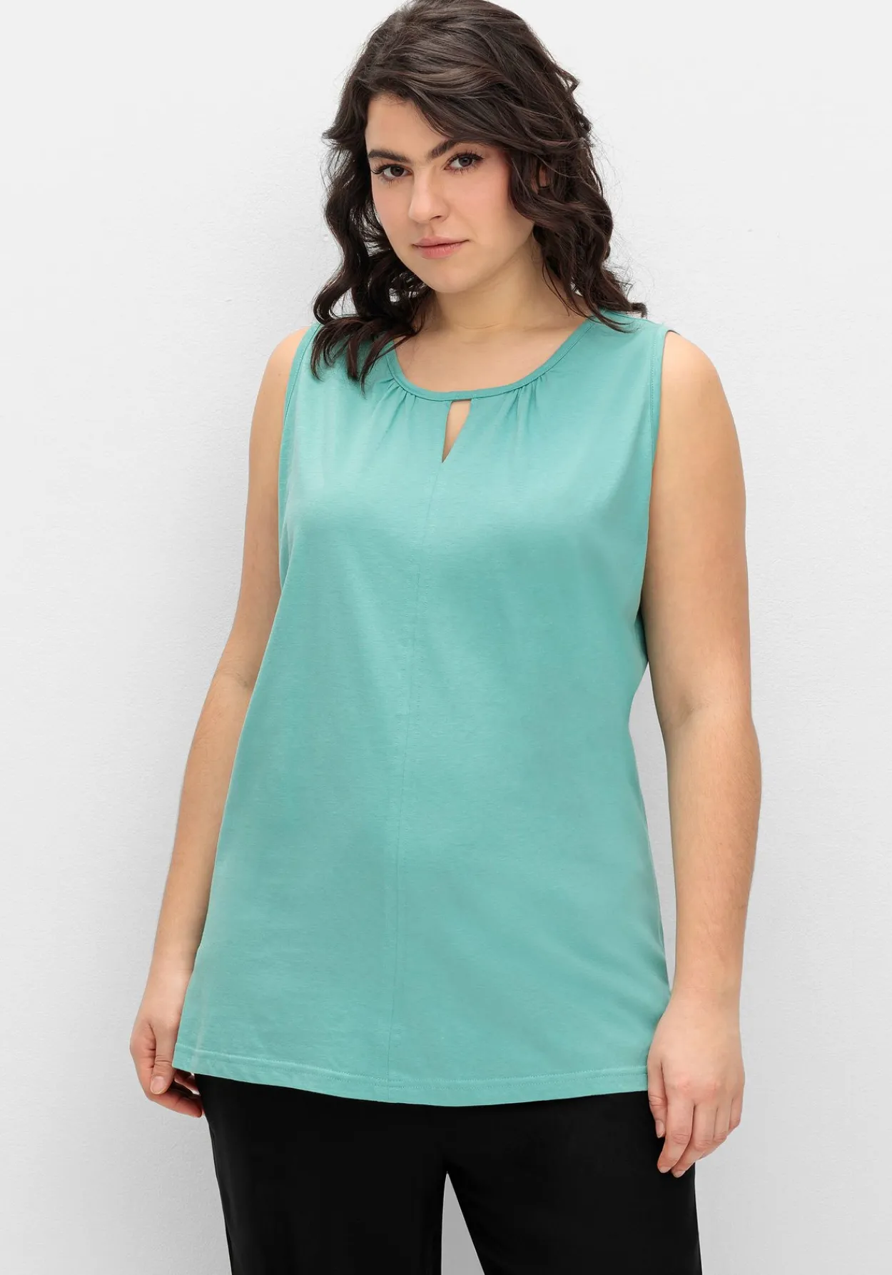 Top mit leichter Raffung und Cut-out am Ausschnitt<sheego Hot