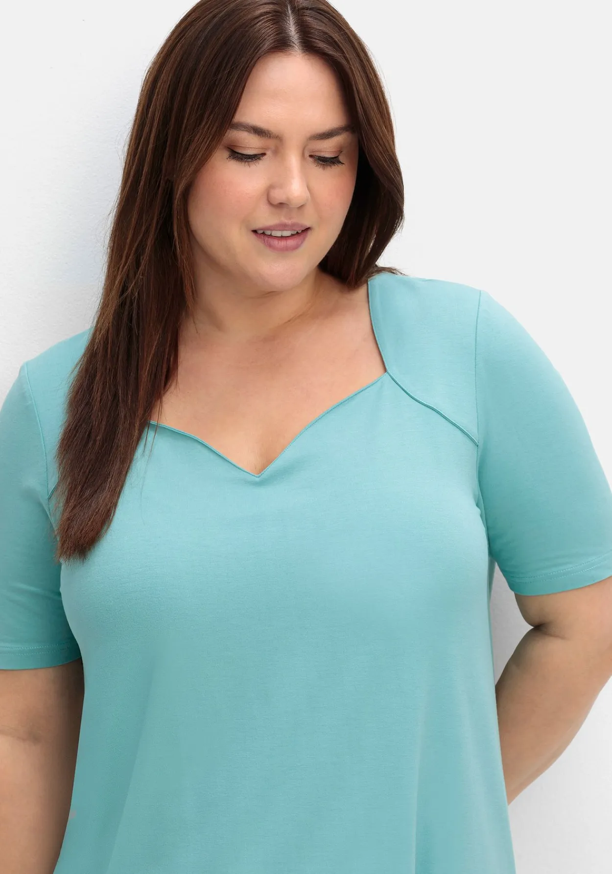 T-Shirt mit herzförmigem Ausschnitt<sheego Sale